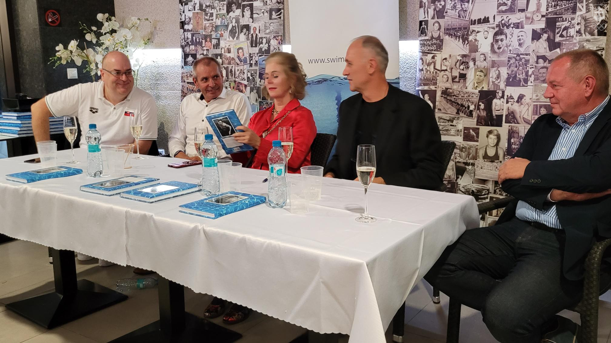 Momentka z prezentácie knihy - zľava moderátor Patrik Pavelka, prezident SPF Ivan Šulek, autorka knihy Eva Bacigalová, Miloslav Roľko a vydavateľ Július Šefčík.
