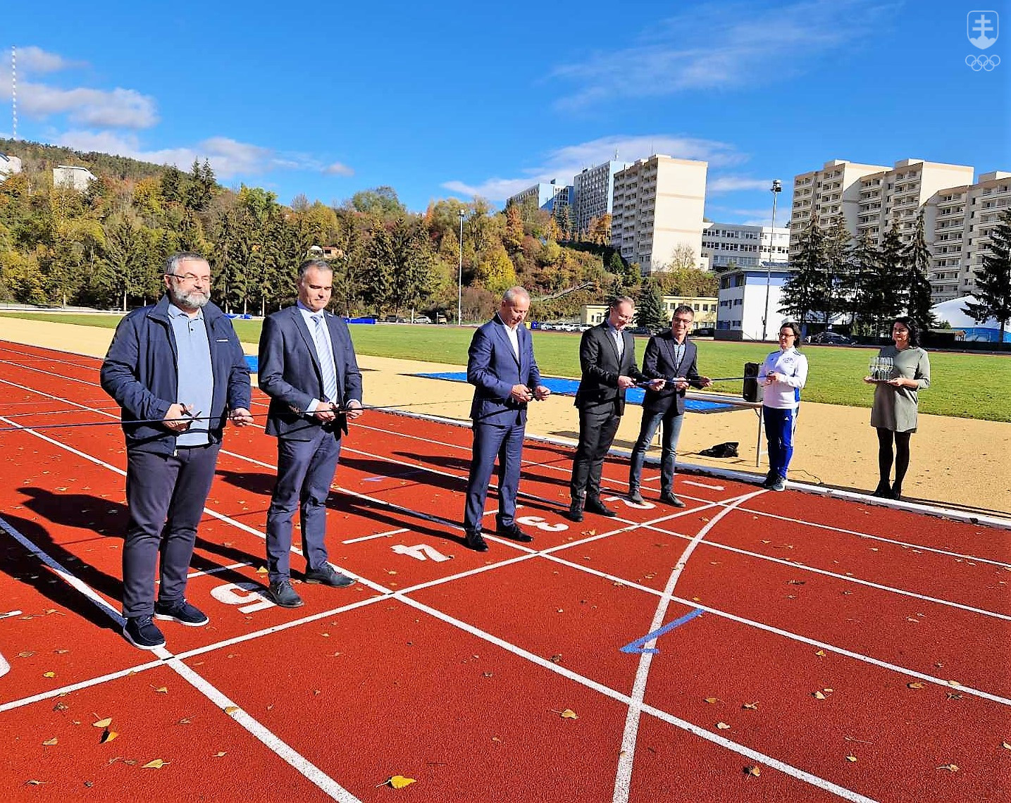Symbolické strihanie pásky na novom štadióne pre atletiku v Banskej Bystrici.