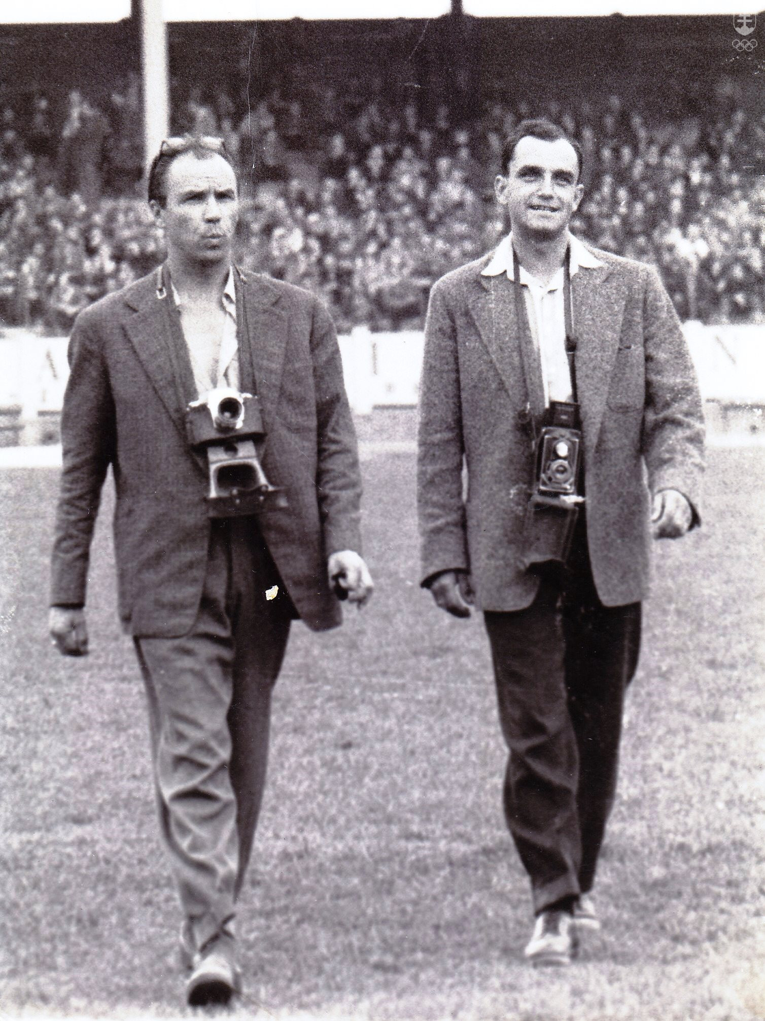 Na fotografii z roku 1960 Gabo Zelenay spoločne s novinárskym kolegom Jozefom Kšiňanom. Ako vidno, obaja sa venovali aj fotografovaniu.
