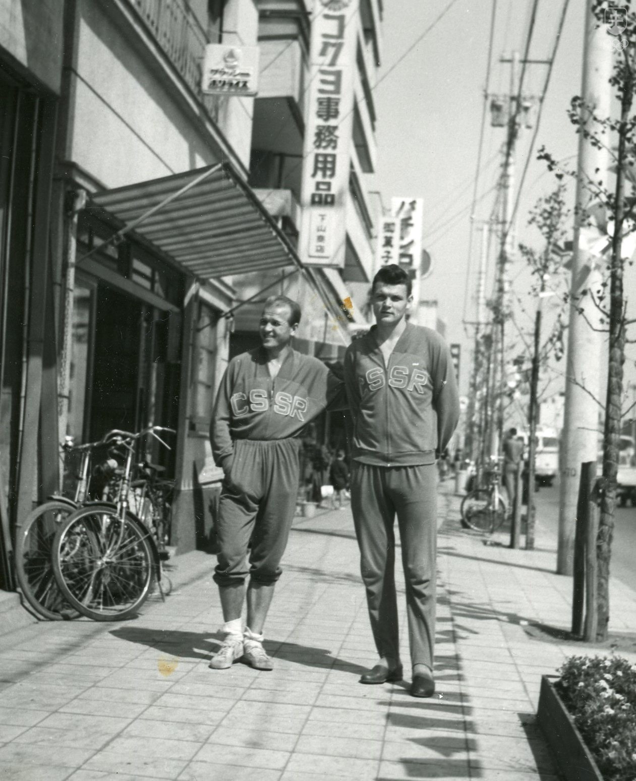 Na cennej fotografii z OH 1964 Anton Švajlen pri prechádzke ulicami Tokia v spoločnosti kapitána nášho strieborného futbalového tímu Antona Urbana. 