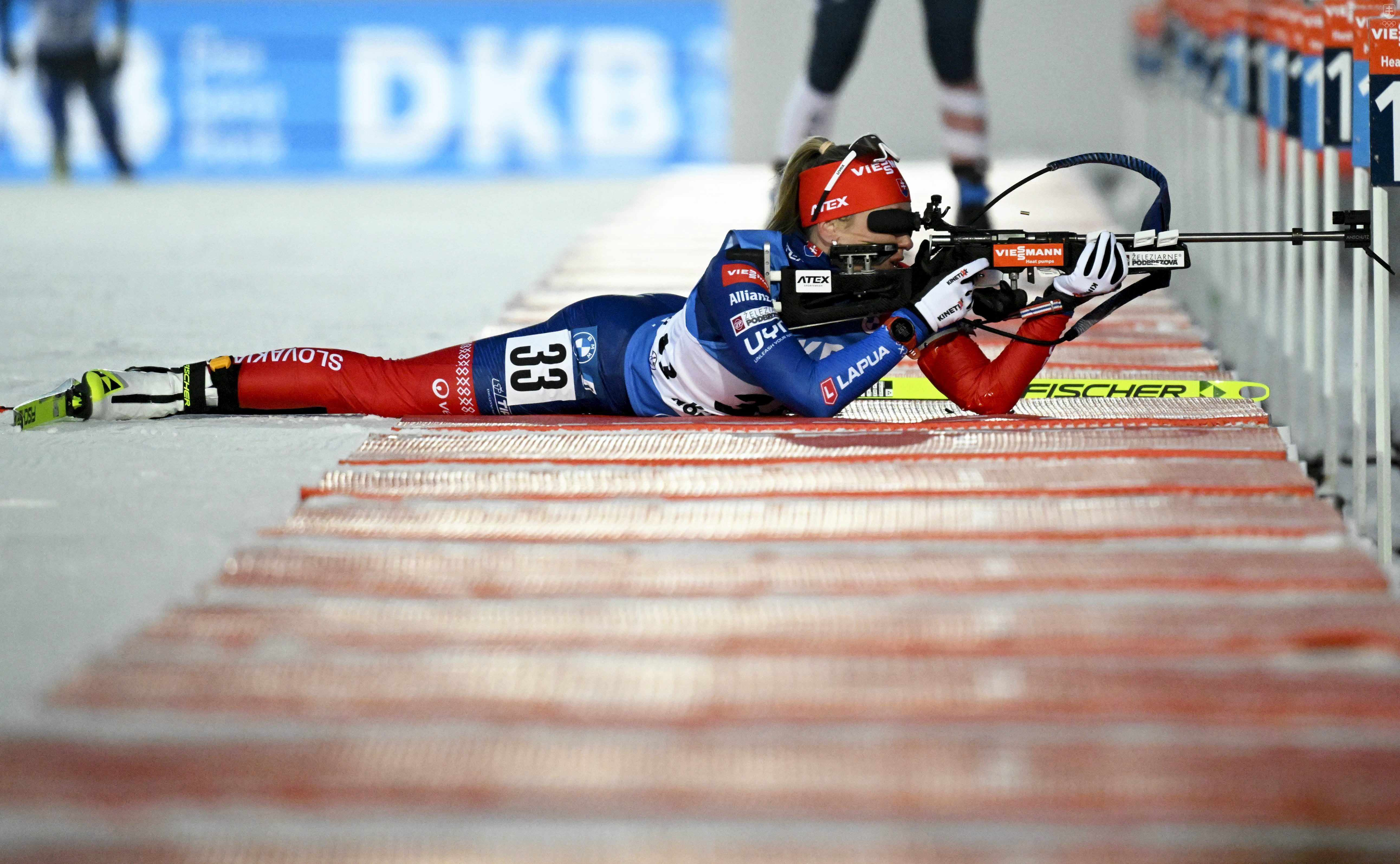 Na snímke slovenská biatlonistka Paulína Bátovská Fialková strieľa počas vytrvalostných pretekov žien na 15 km v rámci 1. kola Svetového pohára v biatlone 30. novembra 2022 vo fínskom Kontiolahti.