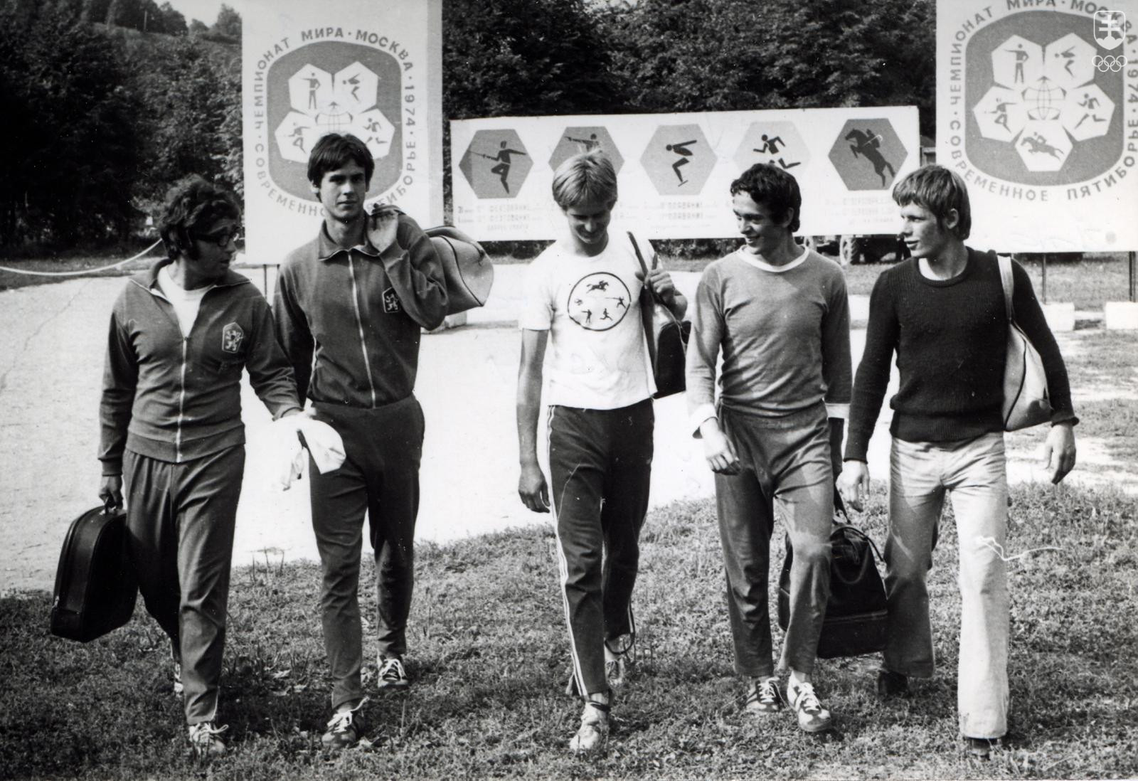 Vladimír Miller (vľavo) s členmi čs. družstva moderných päťbojárov, ktorých na MS juniorov 1974 v Moskve priviedol k historickému bronzu.