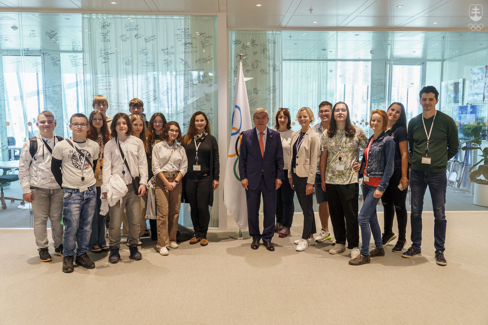 Najúspešnejší žiaci z projektov OCEP a Ekooolympiáda sa stretli počas návštevy sídla MOV aj s Thomasom Bachom.
