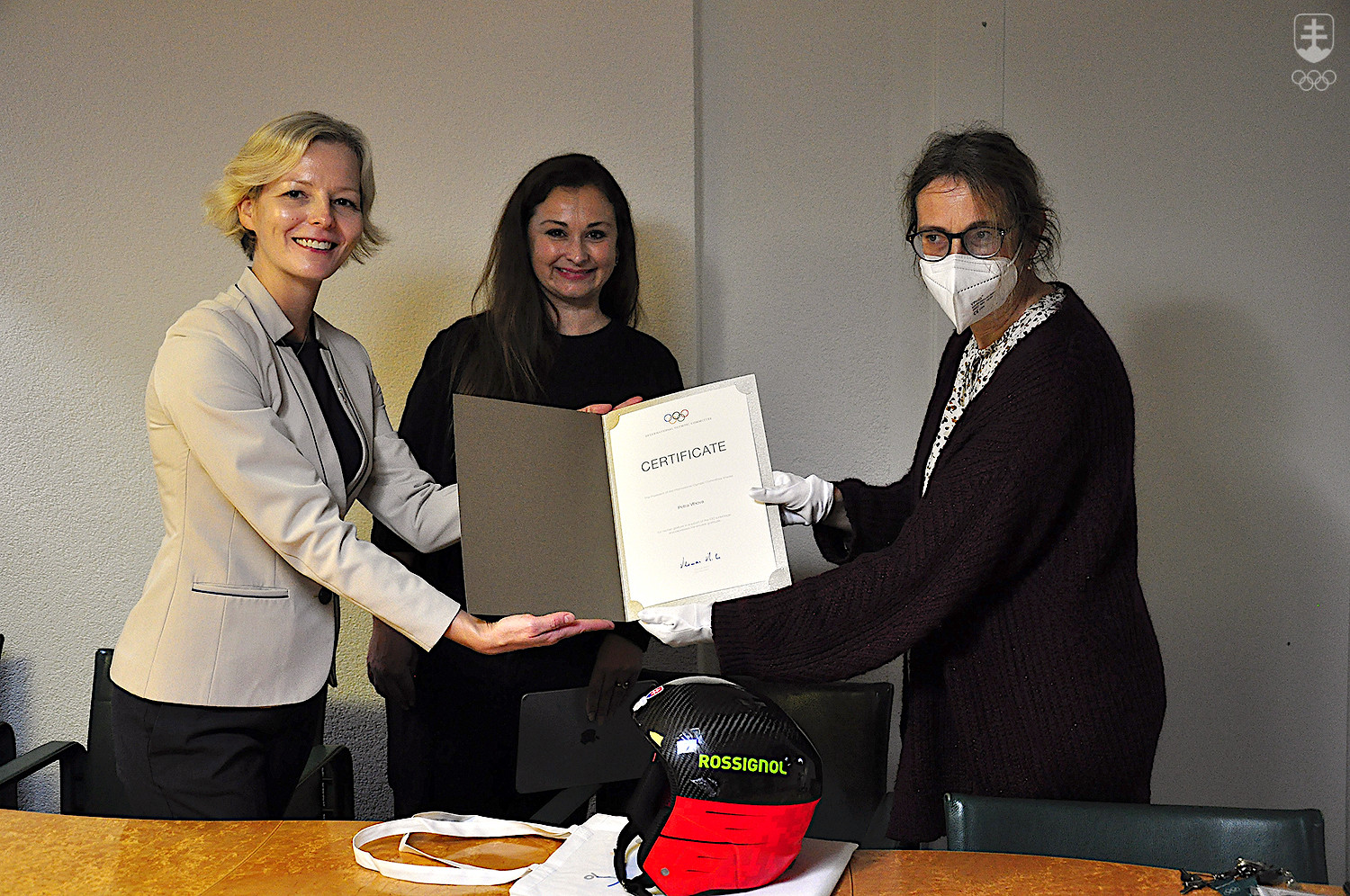 Sprava Patricia Reymondová, Anna Marušková a Ivana Motolíková s certifikátom o odovzdaní prilby Petry Vlhovej do Olympijského múzea v Lausanne.