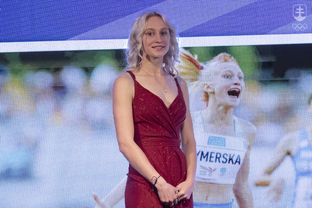 Lenka Gymerská, ktorá zvíťazila v kategórii prekvapenie roka, pózuje na pódiu počas slávnostného galavečera Atlét roka 2022.