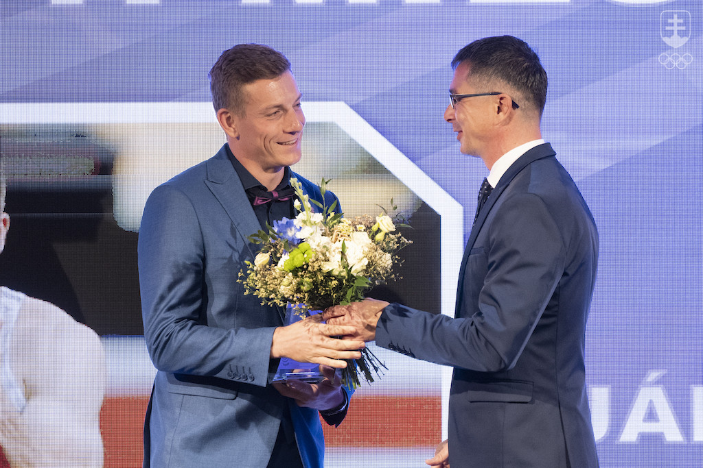 Ján Volko (vľavo), ktorý sa stal víťazom ankety Atlét roka 2022, si preberá ocenenie z rúk prezidenta Slovenského atletického zväzu (SAZ) Petra Korčoka.