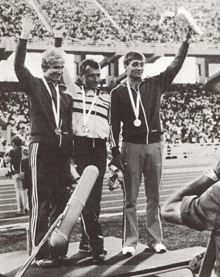 Na ME 1982 sa na stupni víťazov v chôdzi na 20 km stretli dvaja Slováci - vľavo bronzový Pavol Blažek, vpravo strieborný Jozef Pribilinec.