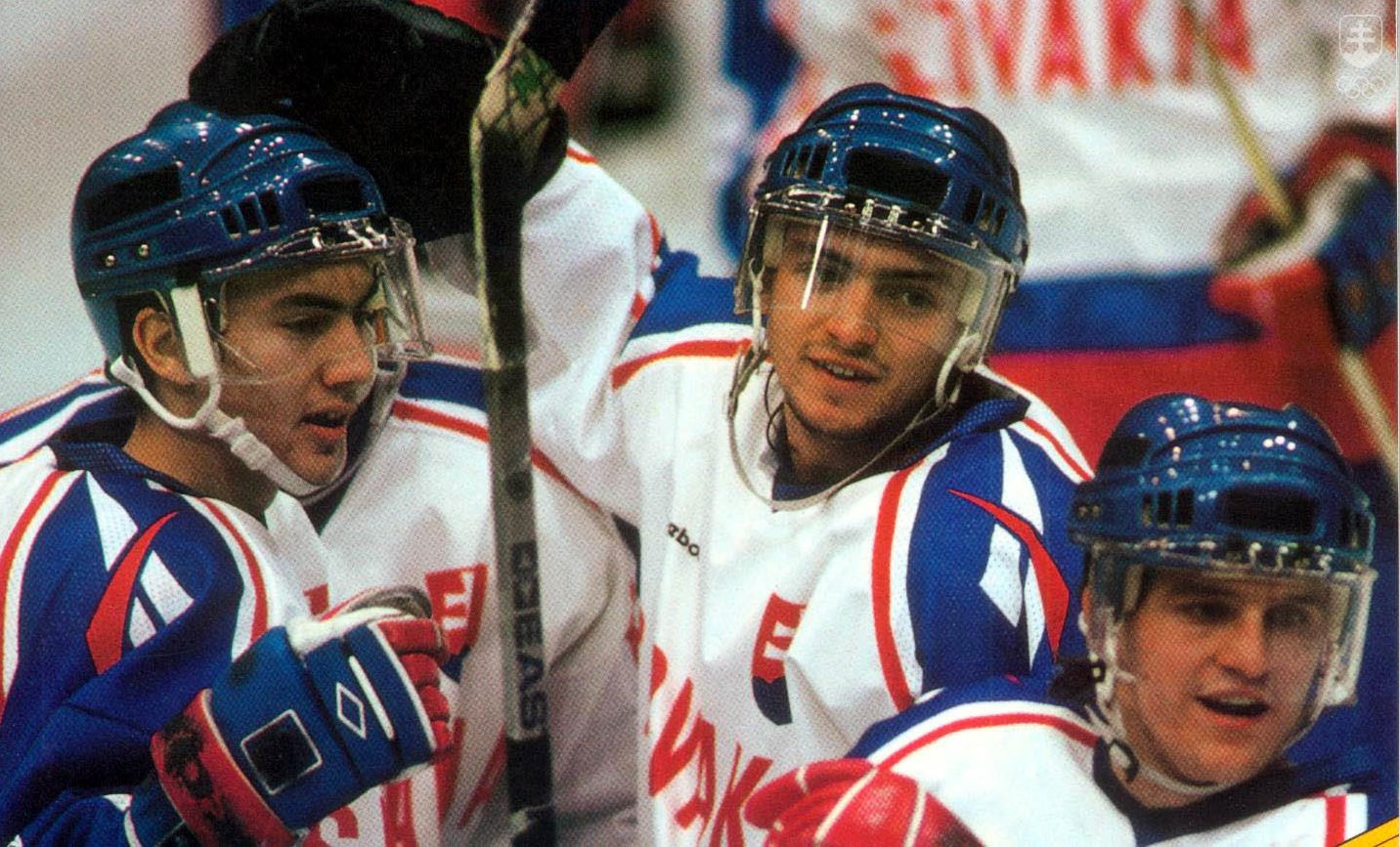 Účinkovanie slovenských hokejistov v Lillehammeri 1994 vzbudilo celonárodnú eufóriu – zľava Miroslav Šatan, Marián Smerčiak a Róbert Petrovický.