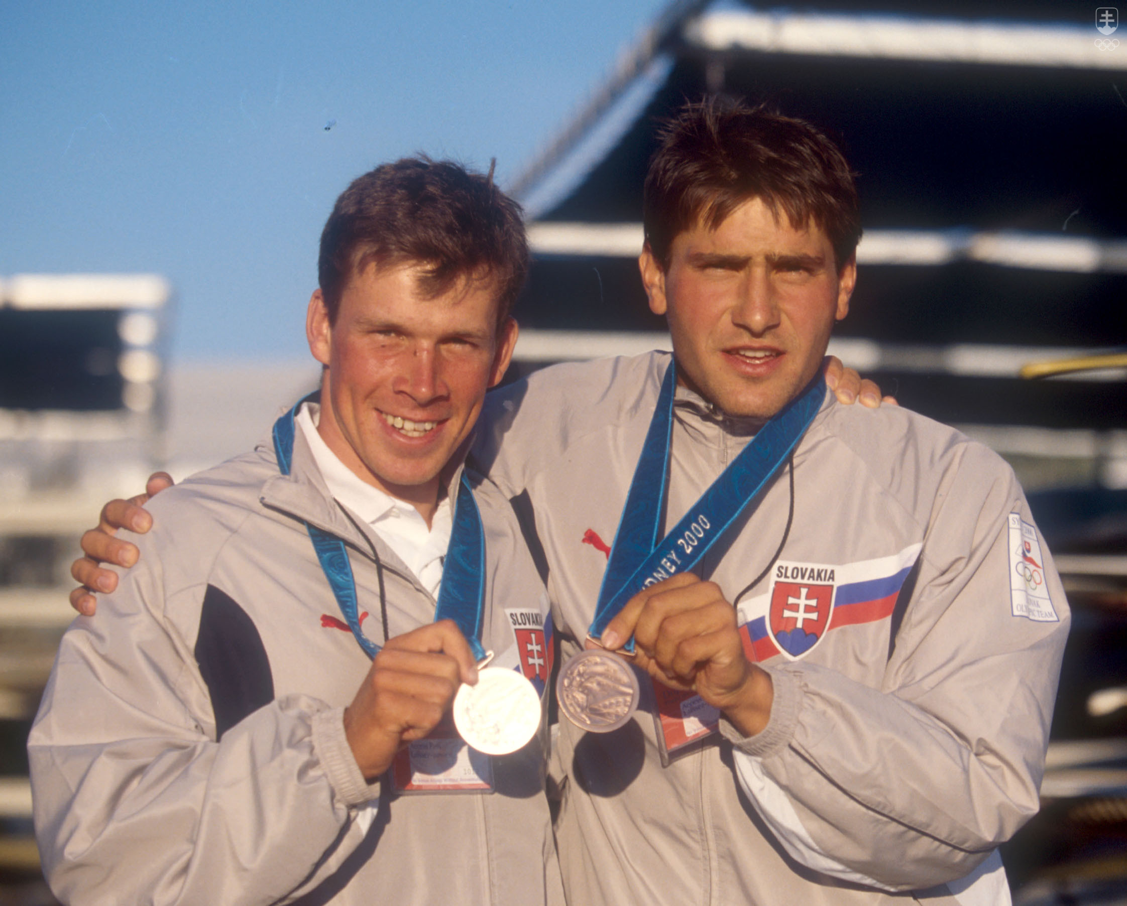 Zatiaľ jediný raz malo Slovensko na olympijskom medailovom stupni až dvoch pretekárov - v Sydney 2000 sa to podarilo singlkanoistom na divokej vode Michalovi Martikánovi a Jurajovi Minčíkovi.