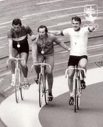 Anton Tkáč (vpravo) spolu s ďalšími dvoma medailistami (vľavo fenomenálny Francúz Daniel Morelon) v šprinte na OH 1976 v Montreale pri absolvovaní čestného kola.