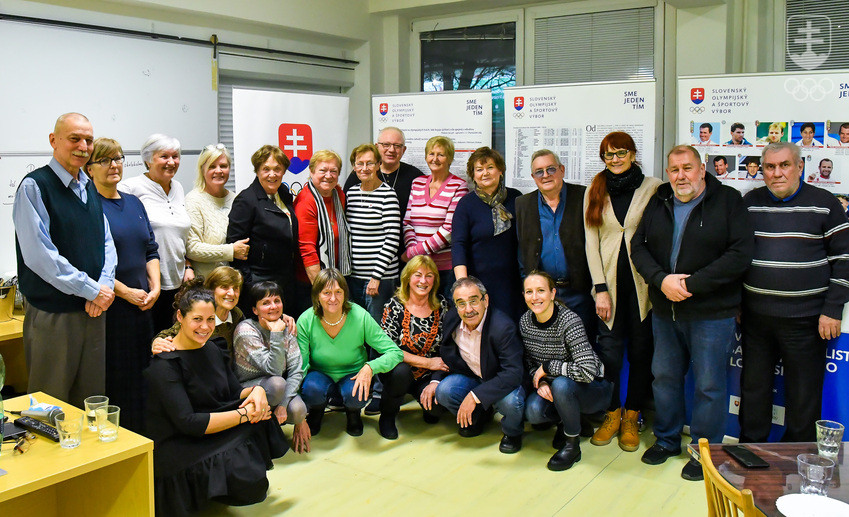 Členovia Olympijského klubu Bratislava po zasadnutí na spoločnej fotografii.