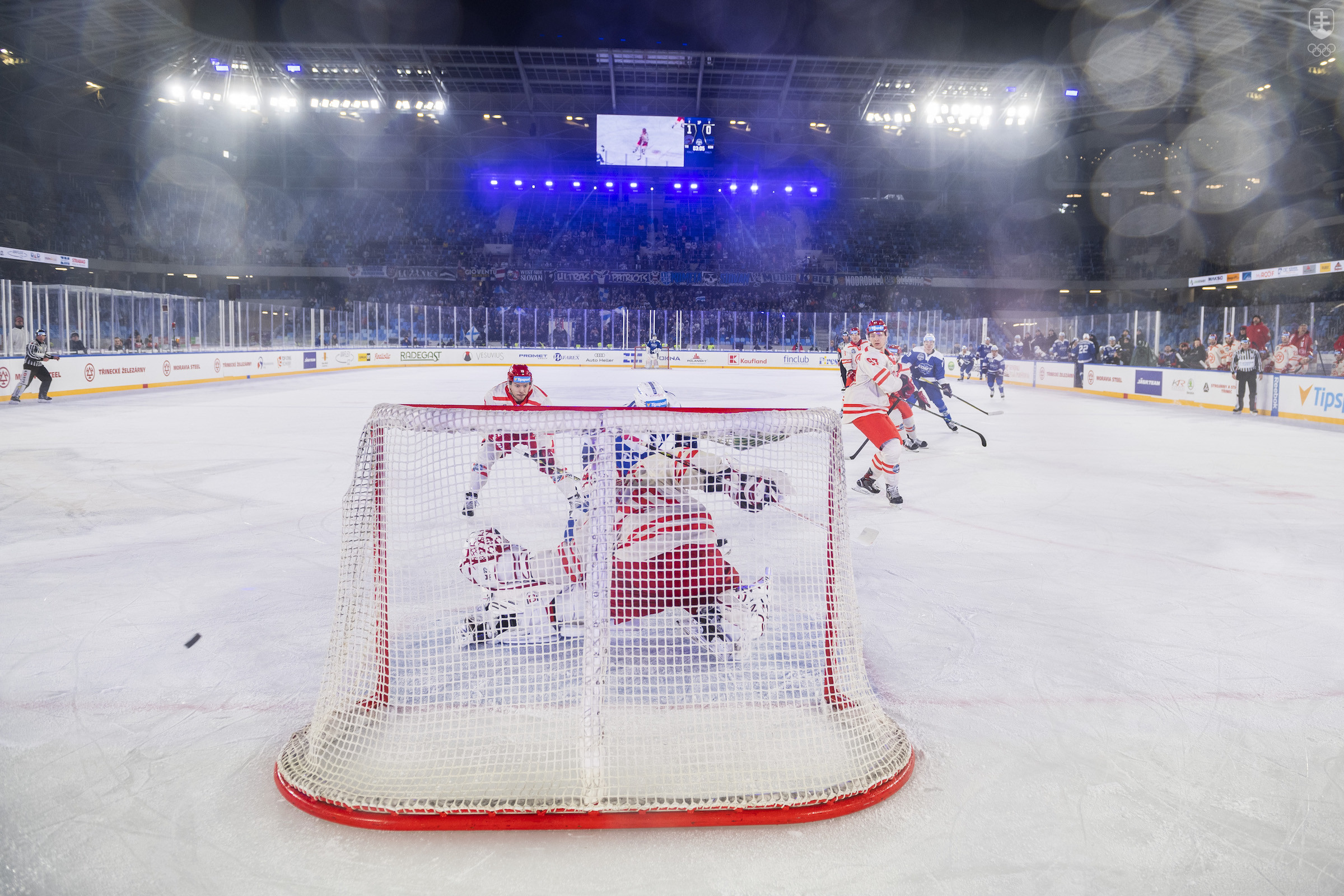 Brankár HC Oceláři Třinec Ondřej Kacetl sleduje puk počas zápasu na hokejovom podujatí Winter Games.