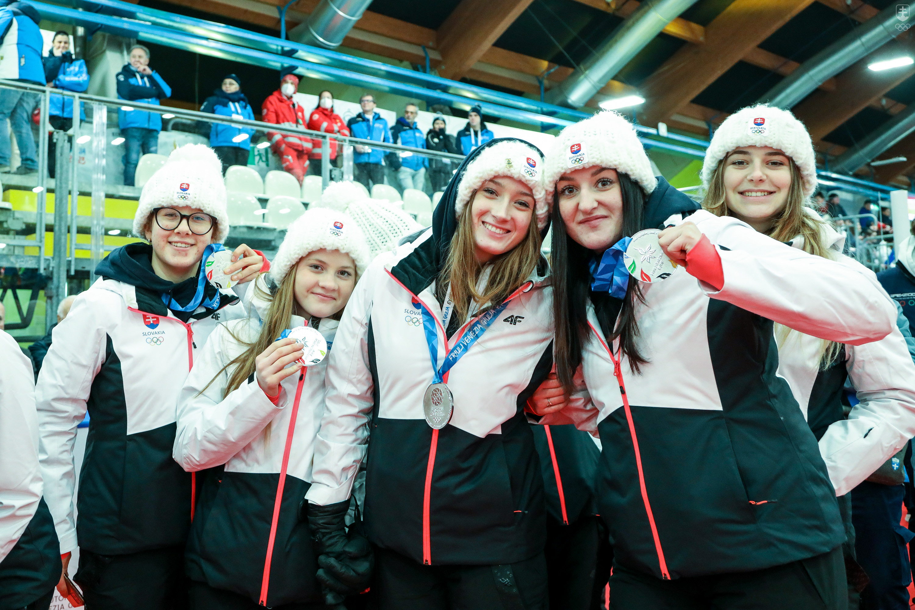 Slovenské hokejistky počas záverečného ceremoniálu EYOF 2023 v Udine.