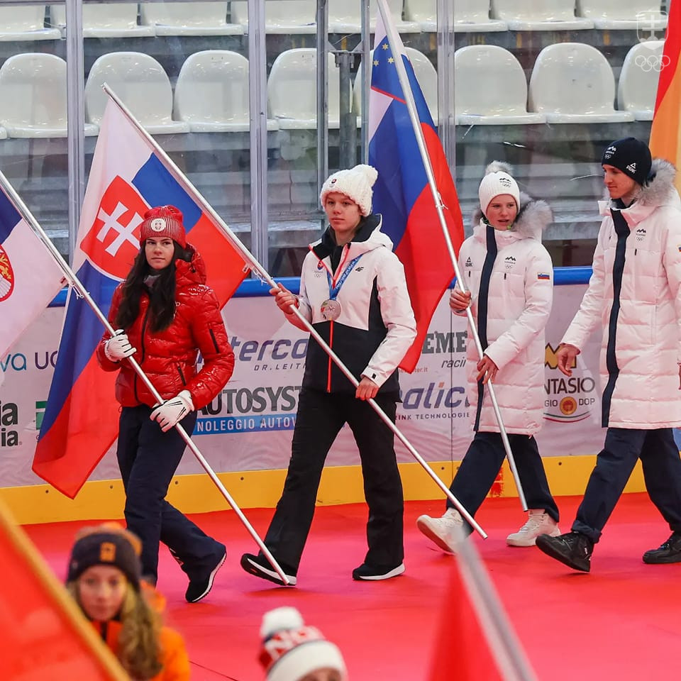 Hokejistka Nela Lopušanová bola vlajkonosičkou Slovenska na záverečnom ceremoniáli EYOF