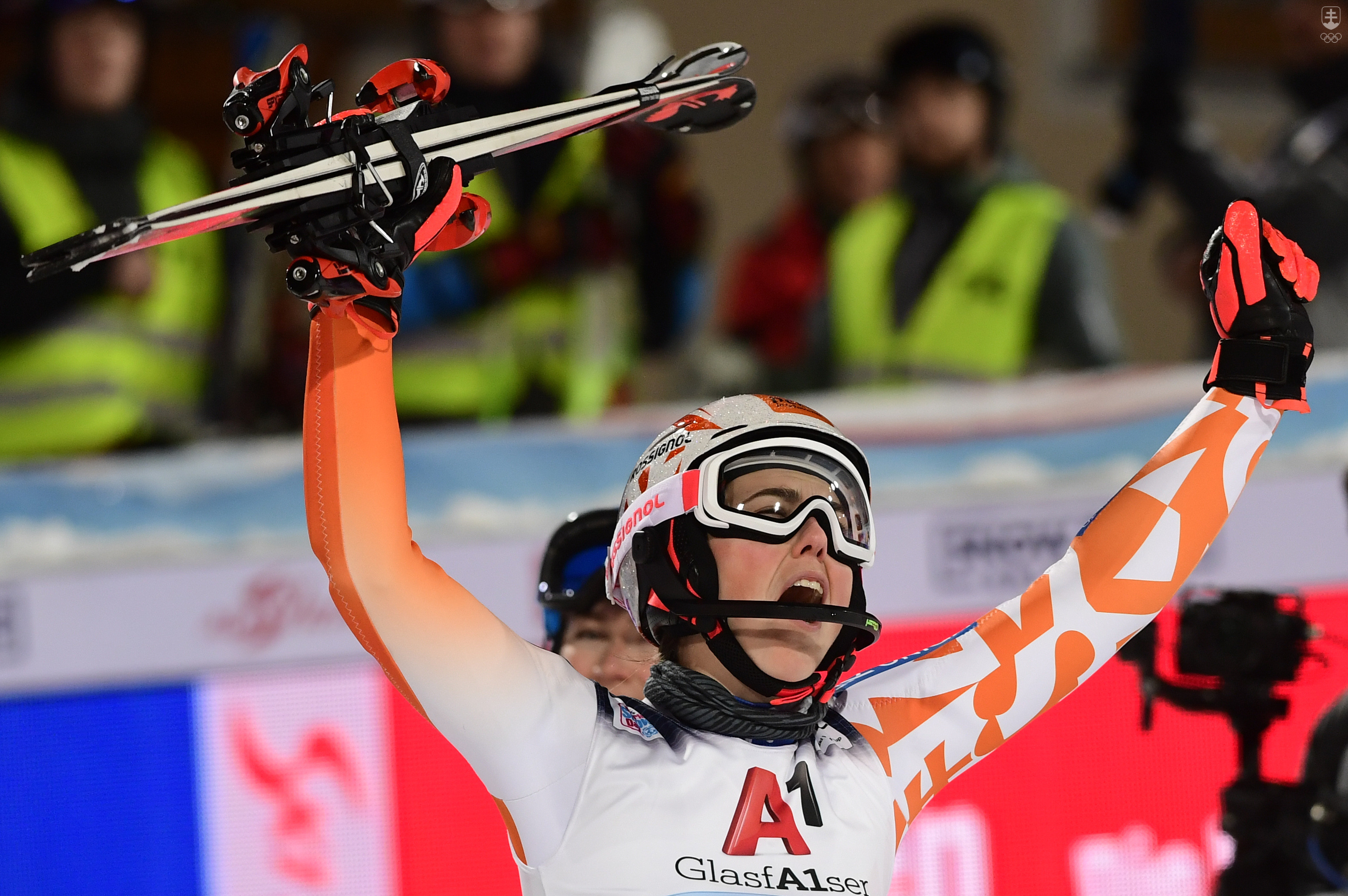 Petra Vlhová sa teší  z víťazstva v nočnom slalome Svetového pohára žien v rakúskom Flachau.