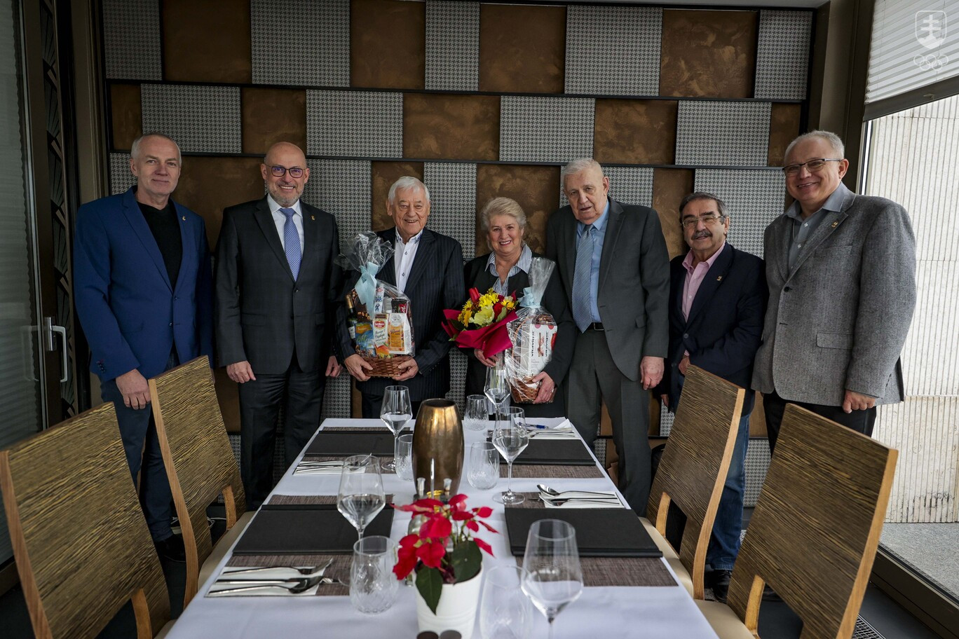 Na spoločnej fotografii zľava Jozef Liba, Anton Siekel, jubilanti Jozef Golonka a Agnesa Búřilová s manželom, Vladimír Miller a Ľubomír Souček.