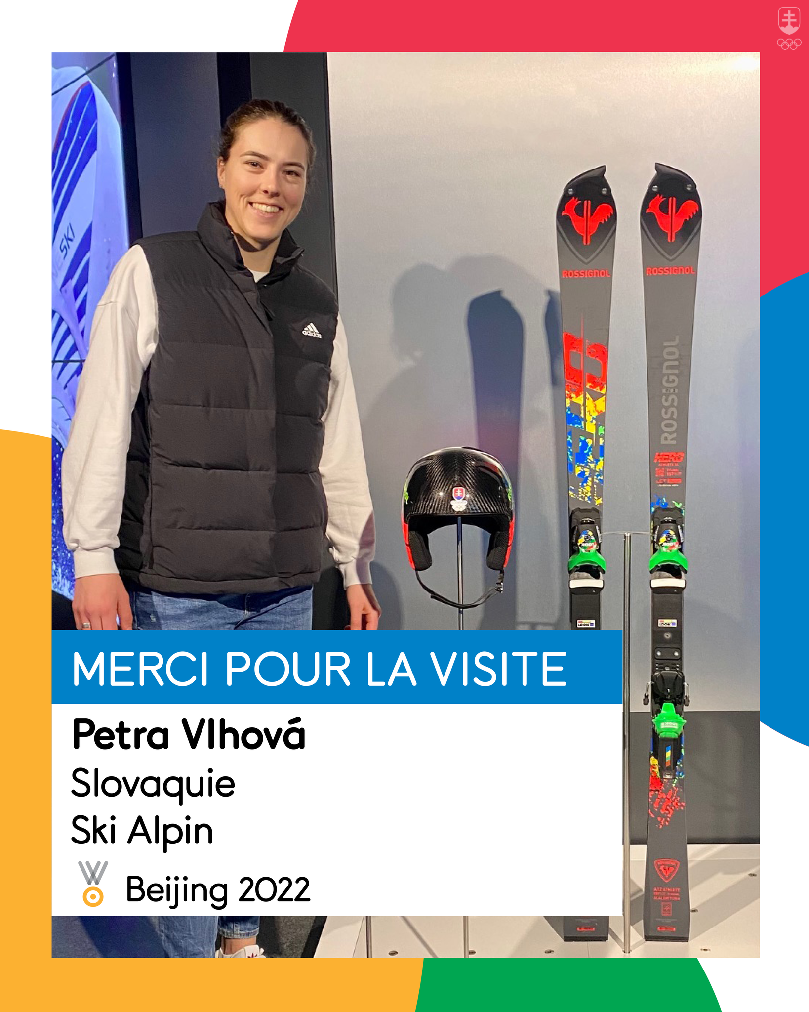 Petra Vlhová pri svojej prilbe, ktorú venovala Olympijskému múzeu v Lausanne, a pri jej lyžiach, ktoré venovala firma Rossignol.