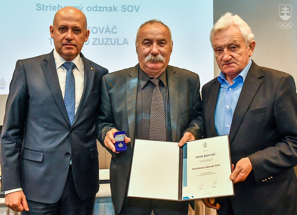 Ivan Kováč (v strede) so Strieborným odznakom Slovenského olympijského a športového výboru za rok 2018, ktorý mu odovzdali prezident SOŠV Anton Siekel a čestný prezident František Chmelár.