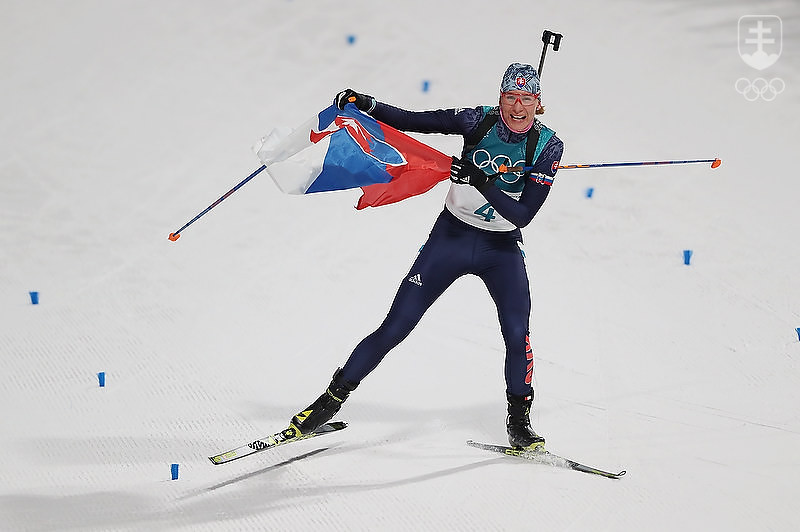 Biatlonistka Anastasia Kuzminová je ziskom troch zlatých a troch strieborných medailí najúspešnejšia olympionička slovenskej histórie. Na snímke jej radosť z tretieho triumfu - v pretekoch na 12,5 km s hromadným štartom v Pjongčangu 2018.