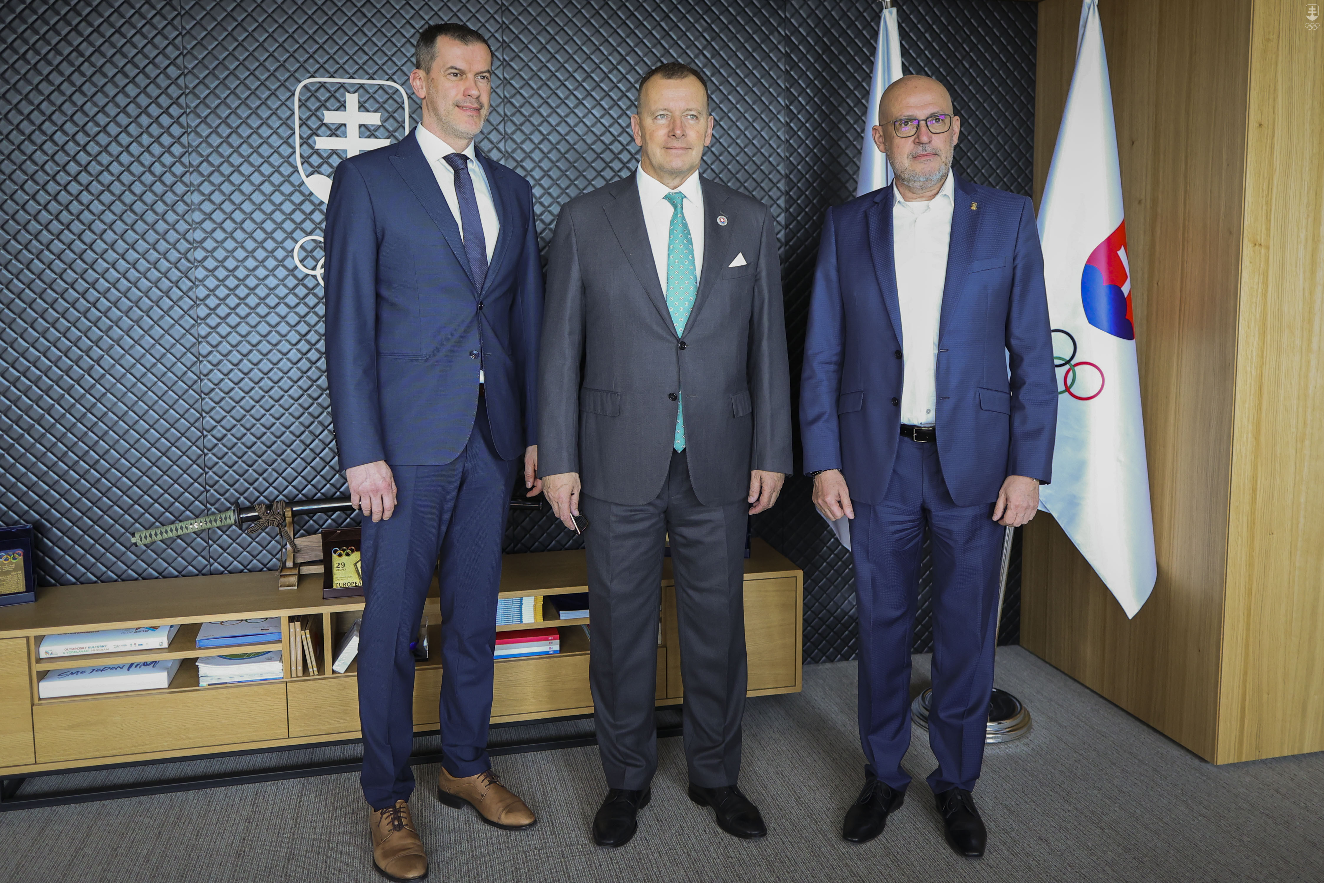Na pôde SOŠV prijal jeho prezident Anton Siekel (v strede) predsedu parlamentu Borisa Kollára (v strede) a poslanca Igora Kašpera. 
