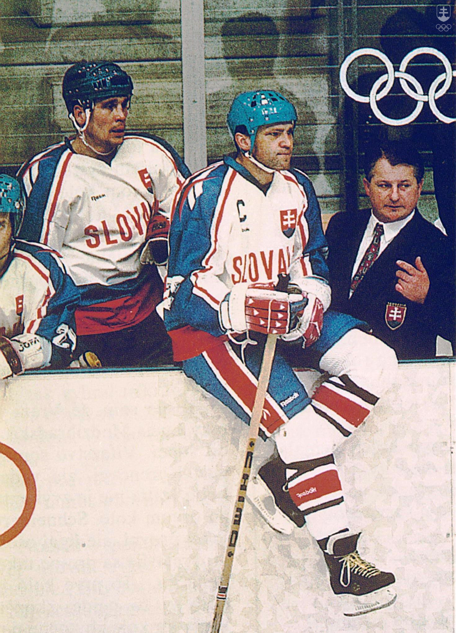 Momentka z Lillehammeru 1994. Na fotografii tri kľúčové postavy tímu našich hokejistov, ktorý spôsobil senzáciu. Zľava útočník Oto Haščák, ďalší útočník a kapitán tímu Peter Šťastný a tréner Július Šupler.