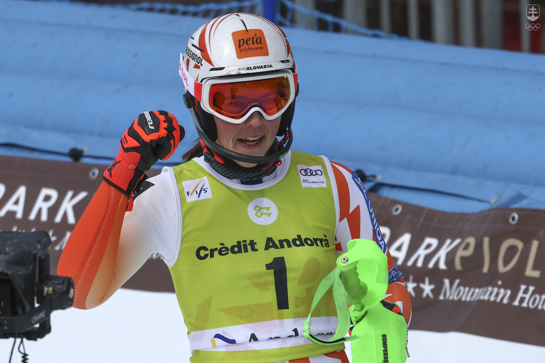 Petra Vlhová sa raduje z triumfu vo finálovom slalome SP 2022/23 v zjazdovom lyžovaní v andorrskom Soldeu. 