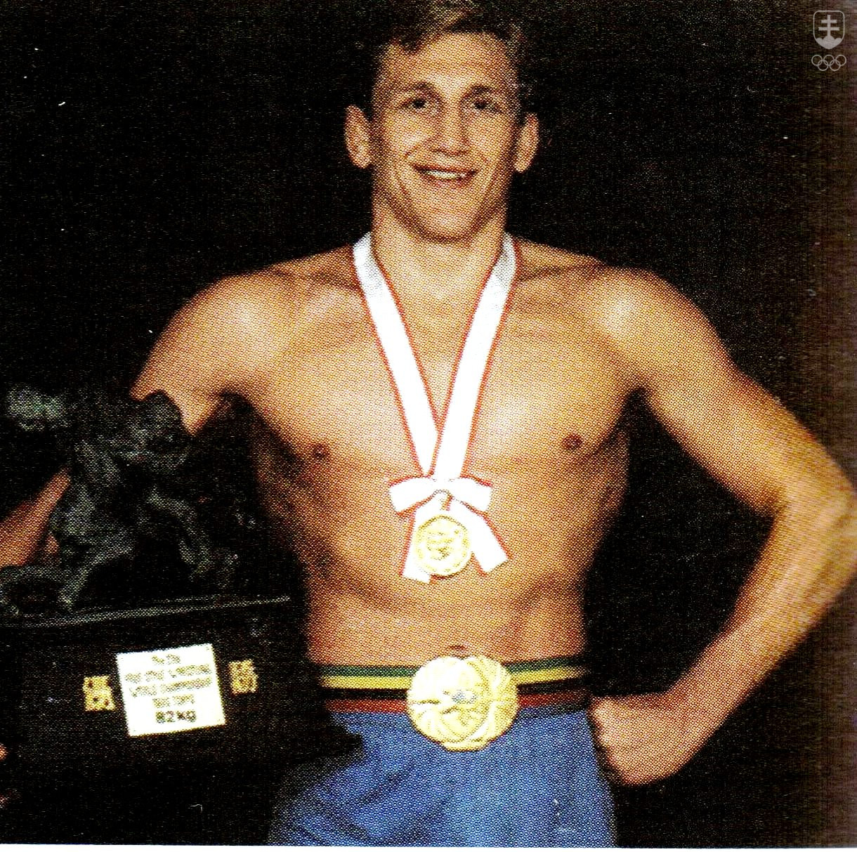 Jozef Lohyňa s medailou, opaskom a trofejou pre majstra sveta v roku 1990.