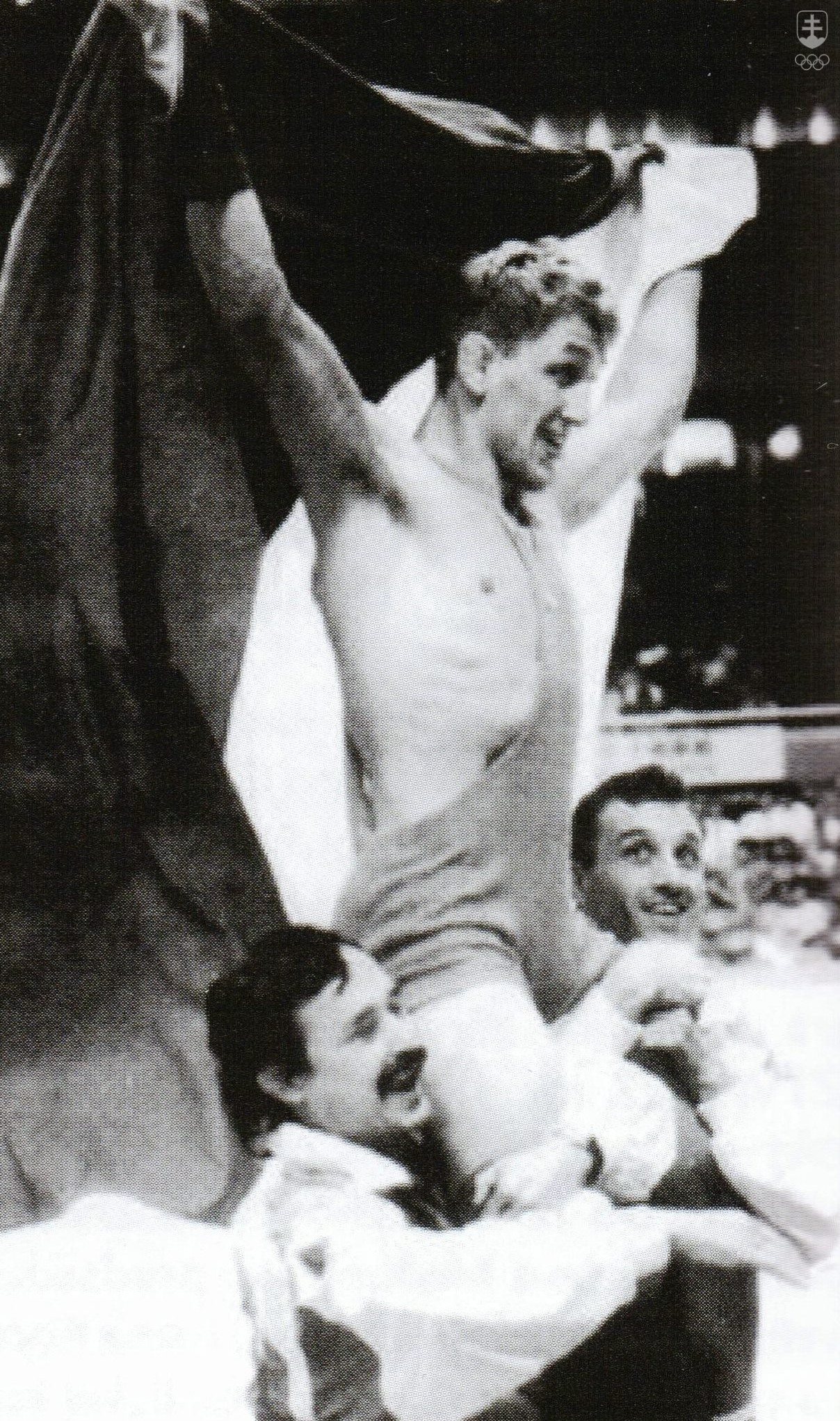 Tokijská radosť zo zisku titulu svetového šampióna v roku 1990 - Jozef Lohyňa na pleciach svojich trénerov Mikuláša Timka a brata Ľubomíra Lohyňu.