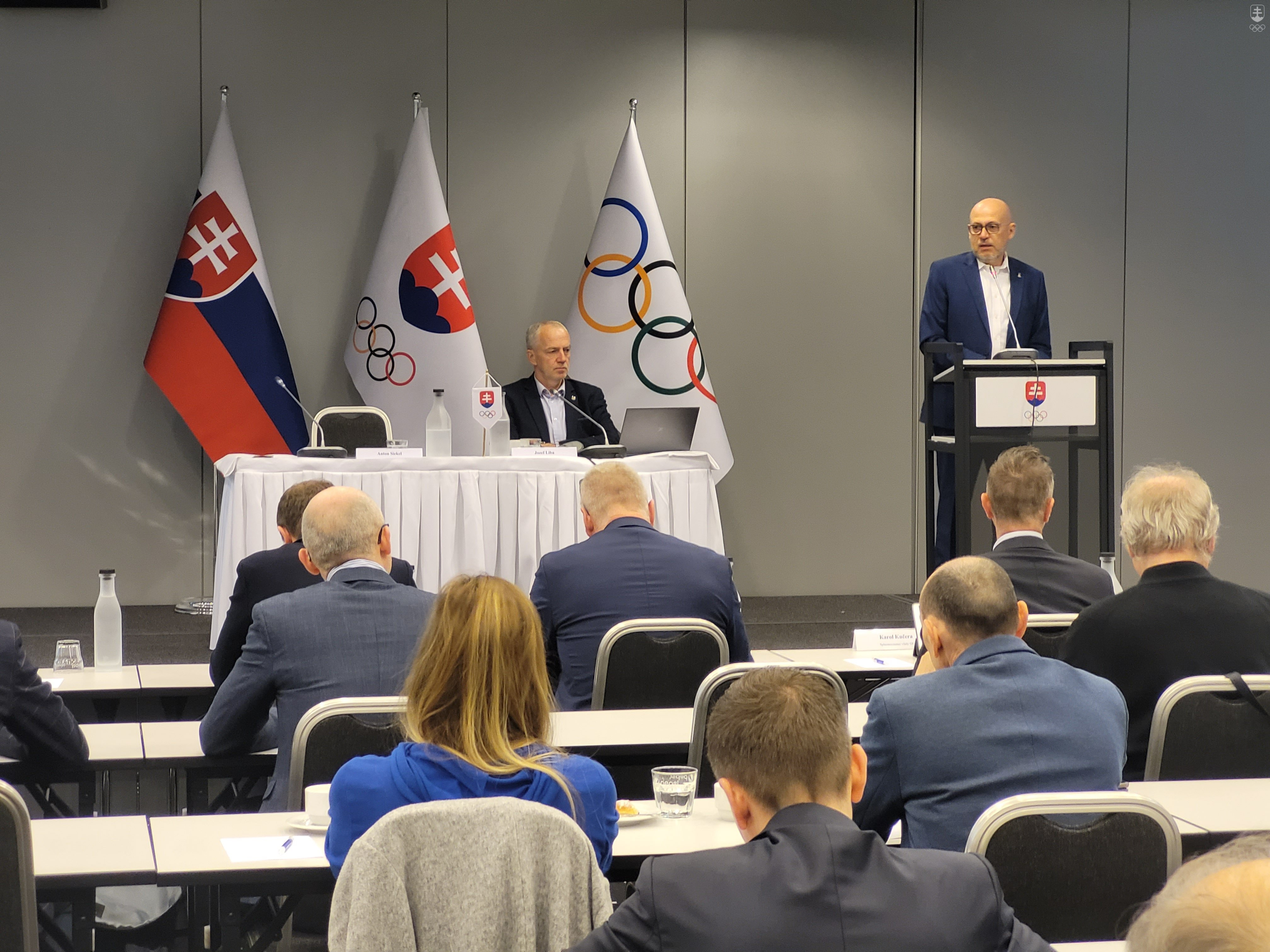 Anton Siekel počas príhovoru na pracovnom stretnutí so zástupcami športových zväzov a štátnej správy. 