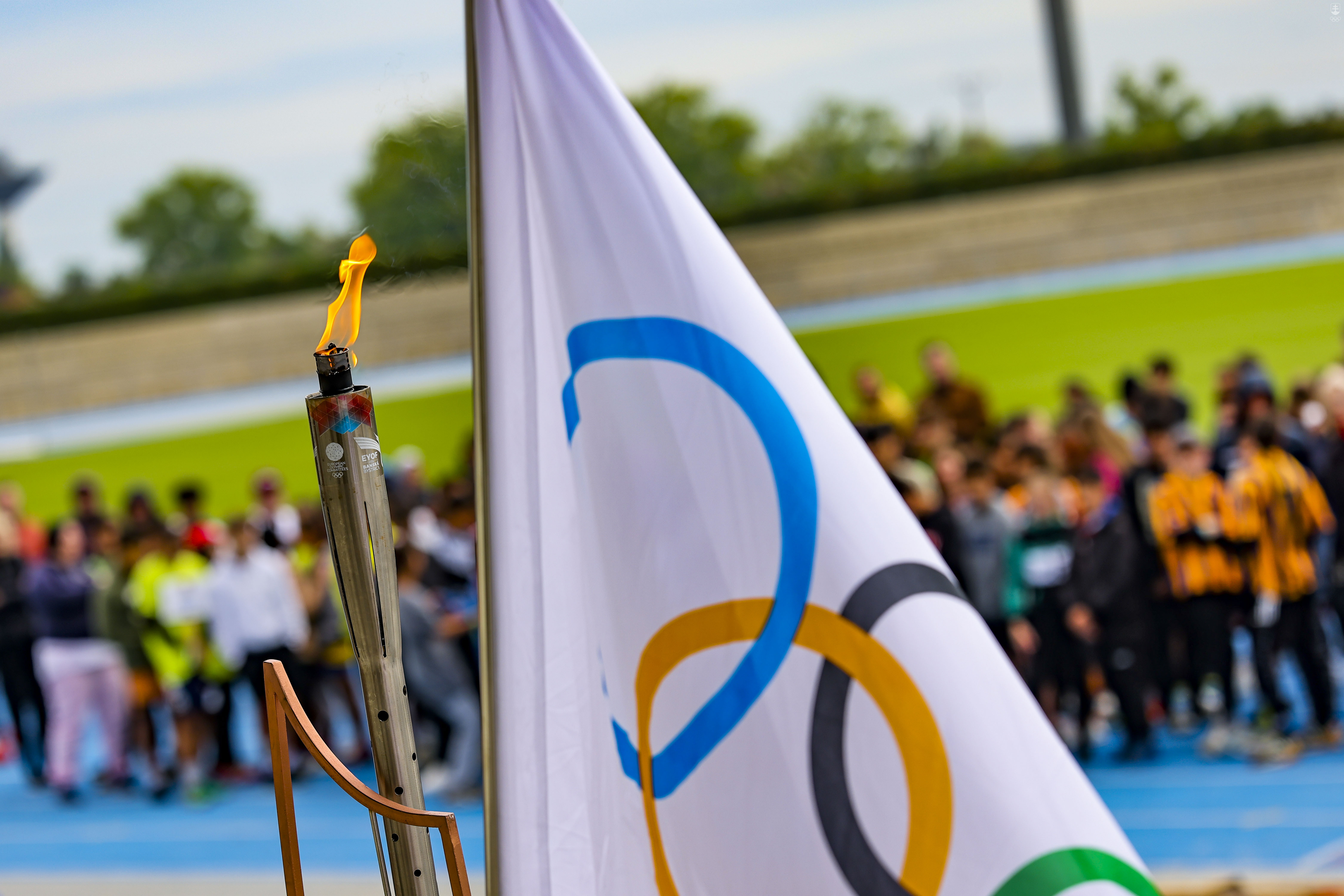 Na otvorení Celoslovenských atletických hier pre deti z CDR nechýbali ani olympijský oheň a vlajka.