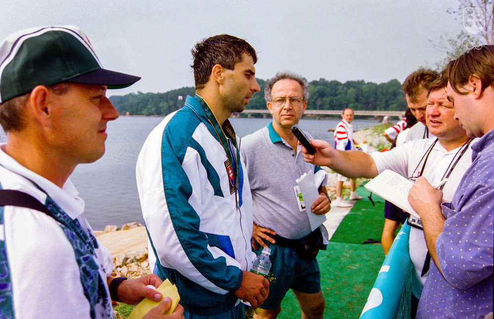 Pavel Blaho vedľa Slavomíra Kňazovického počas jeho debaty so slovenskými novinármi po zisku striebra v C1 na 500 m na OH 1996 v Atlante.