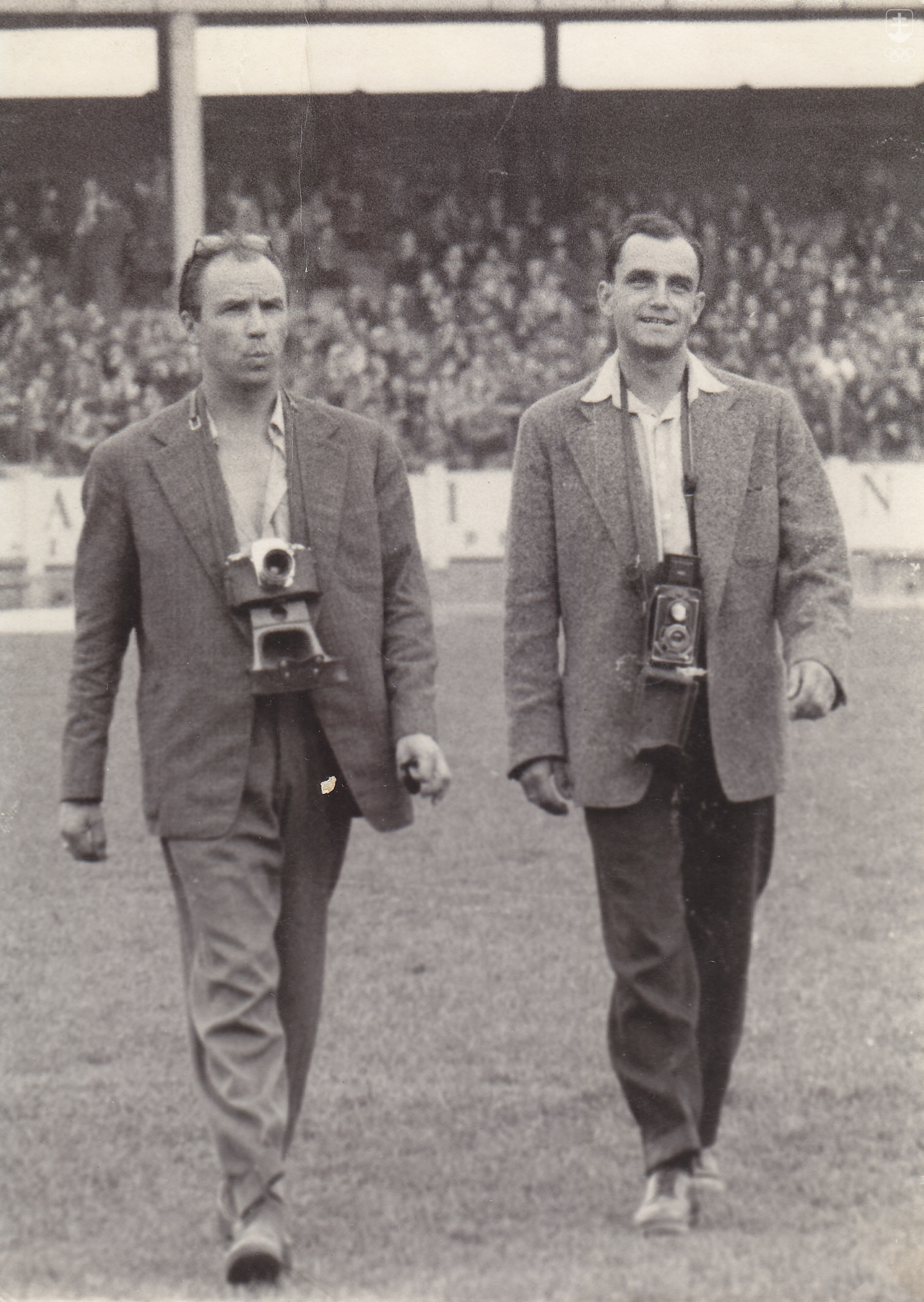 Na unikátnej fotke z roku 1960 Jozef Kšiňan (vpravo) spolu so svojím legendárnym rozhlasovým kolegom, o štyri roky starším Gabom Zelenayom.