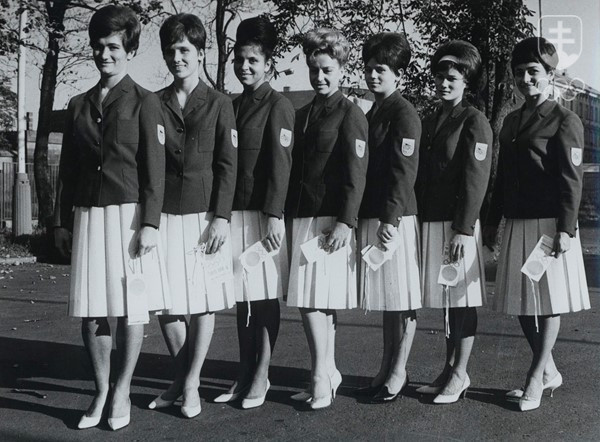 Družstvo česko-slovenských športových gymnastiek na OH 1964 v Tokiu. Marika Krajčírová druhá sprava.