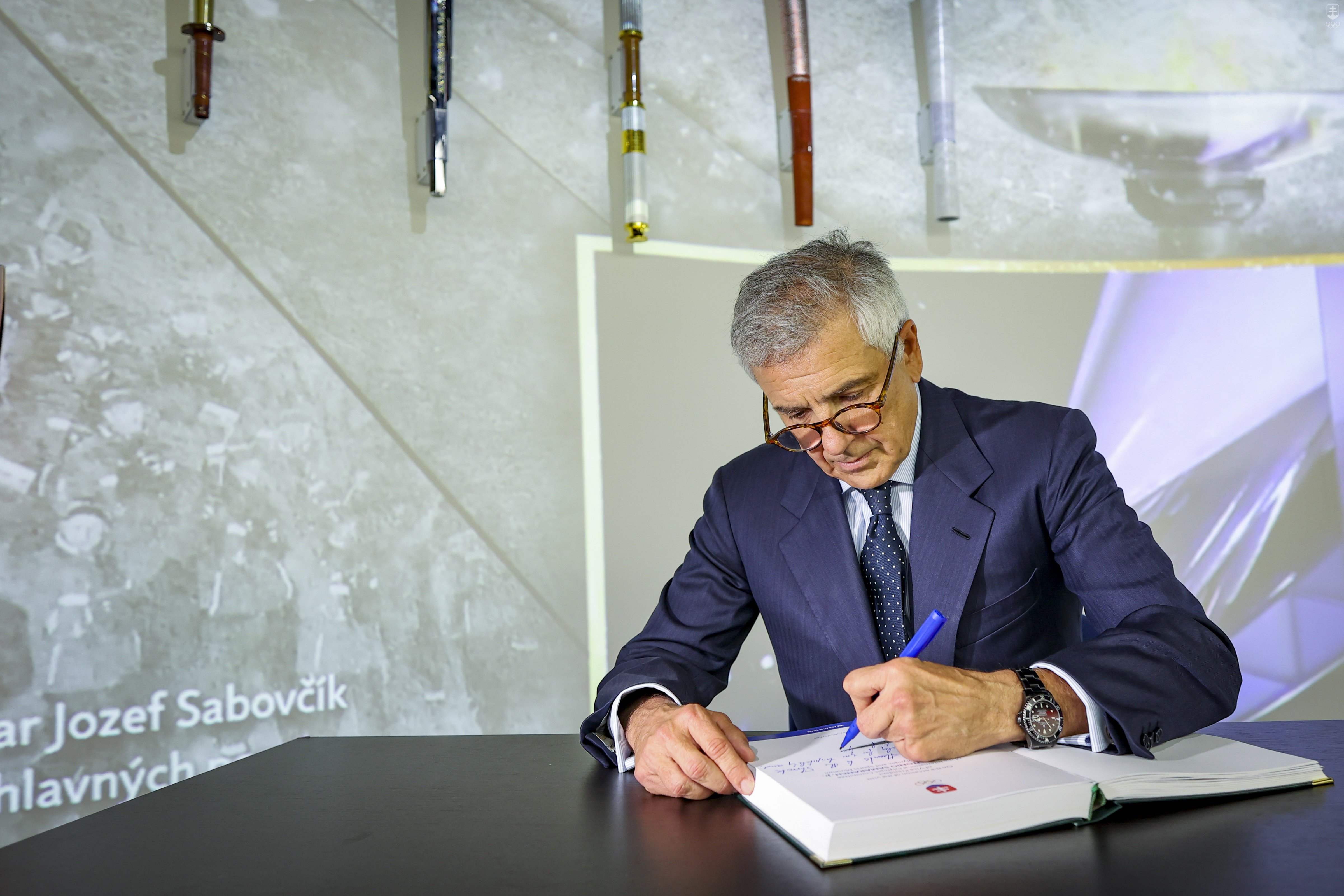 Viceprezident MOV Juan Antonio Samaranch ml. pri zápise do pamätnej knihy Slovenského olympijského a športového múzea.