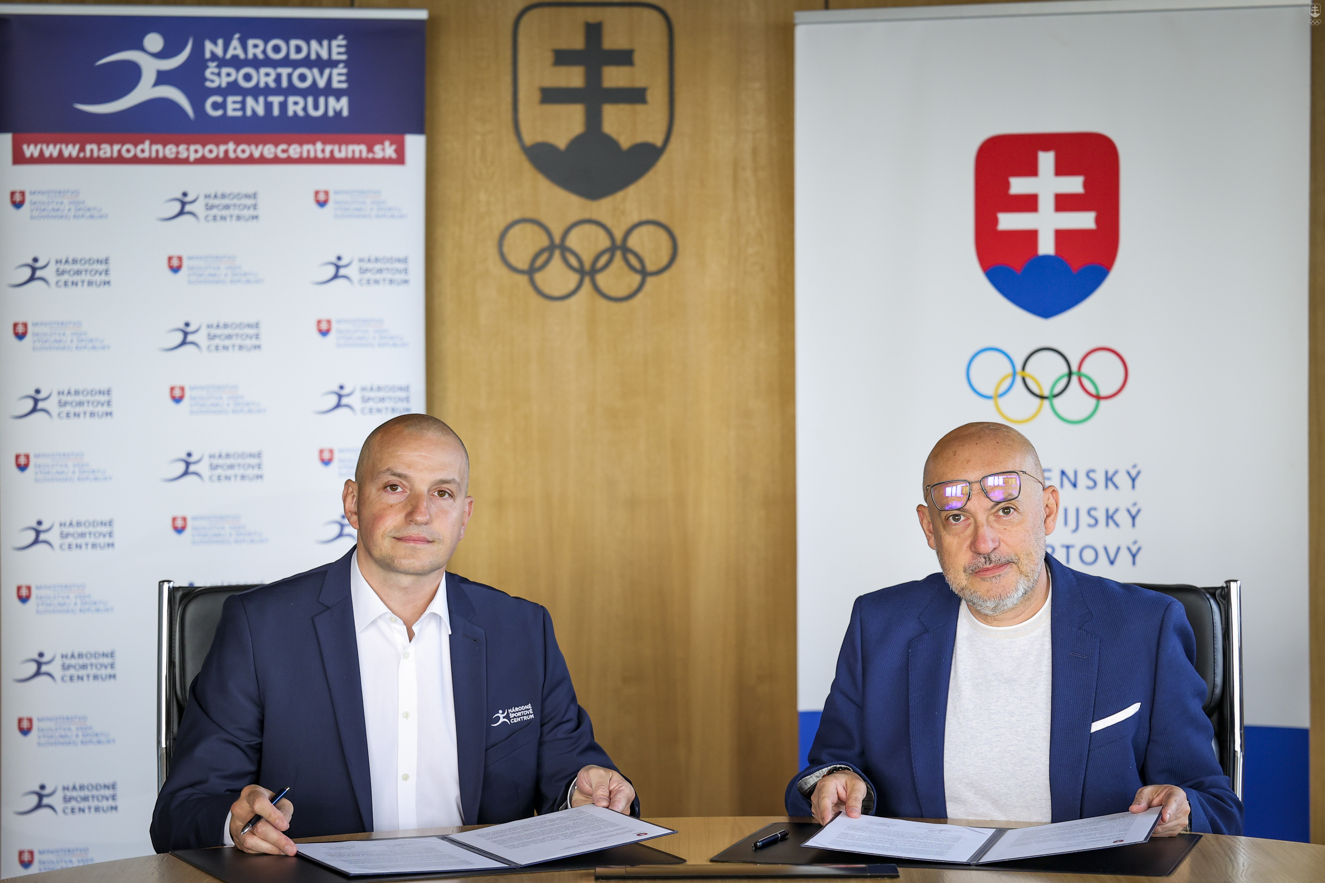 Prezident Slovenského olympijského a športového výboru Anton Siekel a riaditeľ Národného športového centra Vladimír Baluška počas podpisu memoranda o spolupráci.