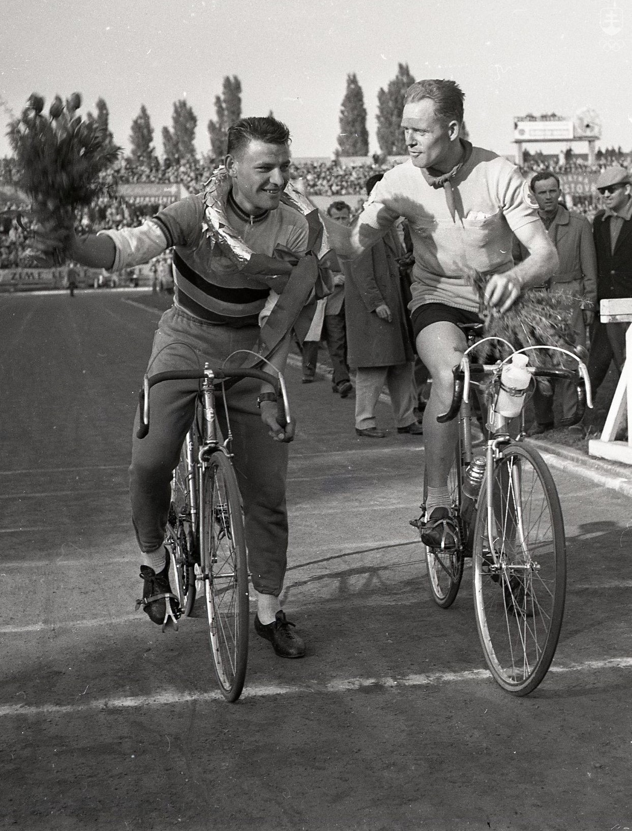 Gustav Adolf Schur (vpravo) z NDR ako prvý v histórii vyhral Preteky mieru dvakrát. Na štadióne Slovana v Bratislave v roku 1960 gratuloval víťazovi etapy Belgičanovi Covensovi.