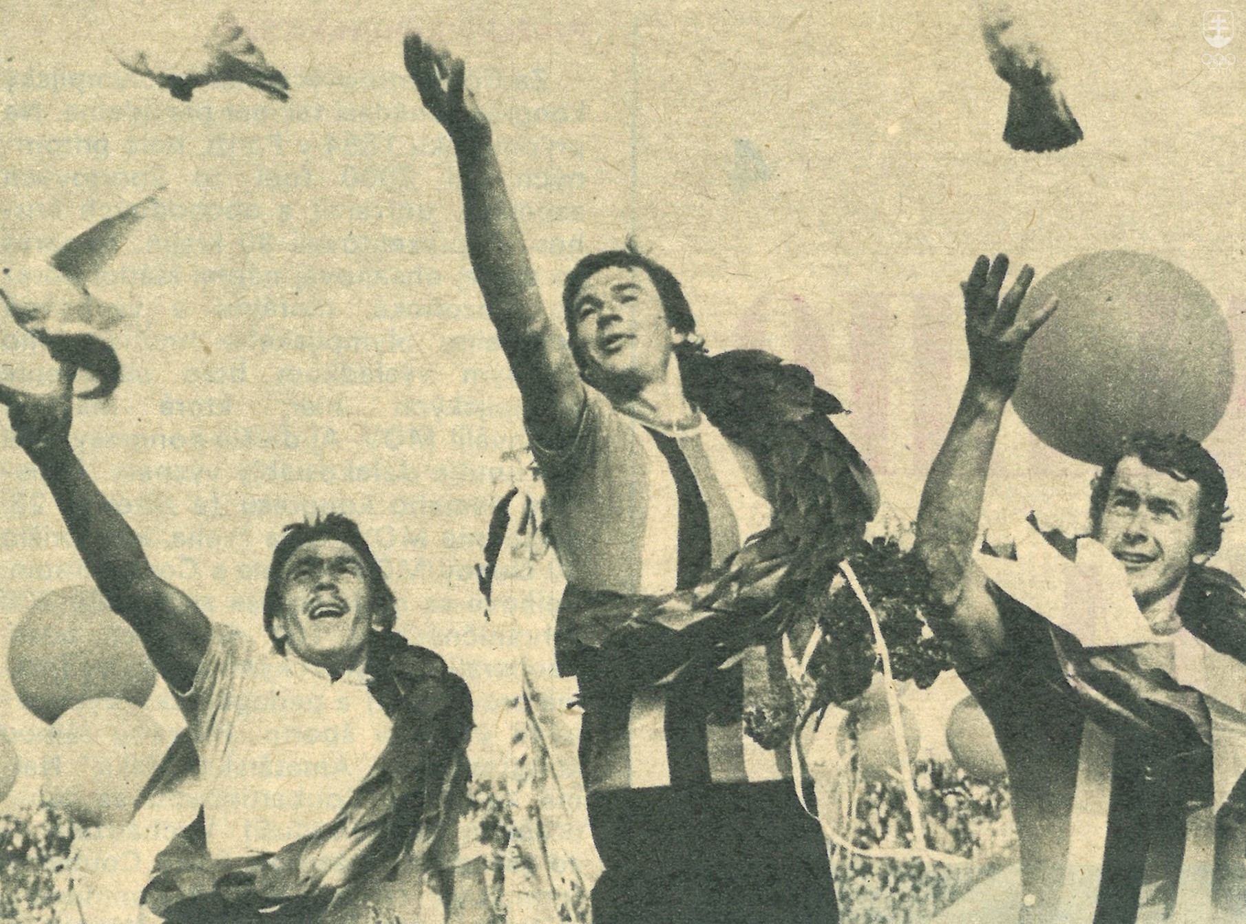Na momentke z roku 1976 na najvyššom etapovom stupni Slovák Pavol Gálik, vľavo Pikuus zo ZSSR, vpravo Moravec z ČSSR. Do rúk premiantov neodmysliteľne patrili mierové holubice.