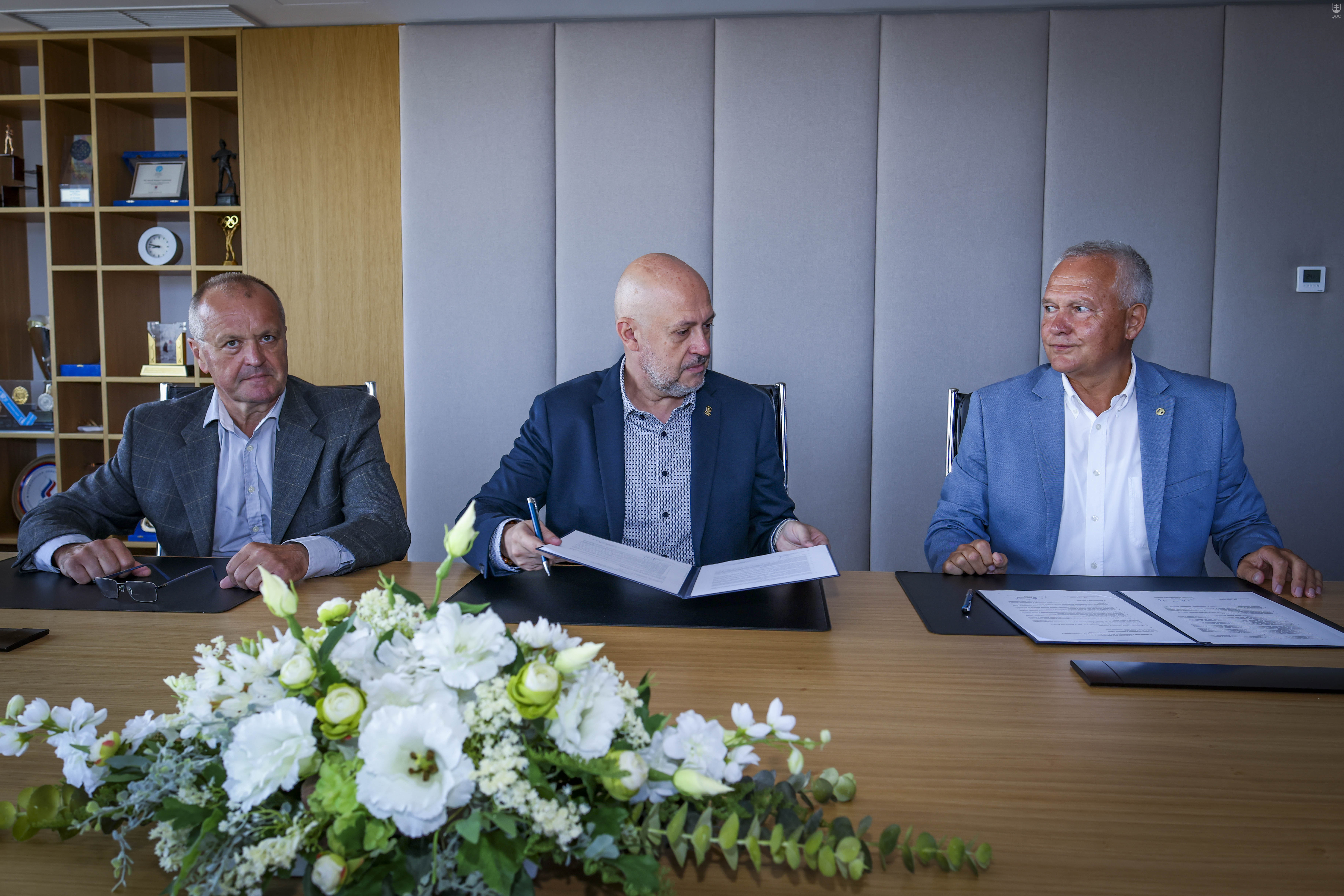 Prezident SOŠV Anton Siekel (vpravo), predseda Spoločnosti M. R. Štefánika Peter Novotňák (v strede) a člen Spoločnosti Peter Gajdoš počas podpisu memoranda o spolupráci.