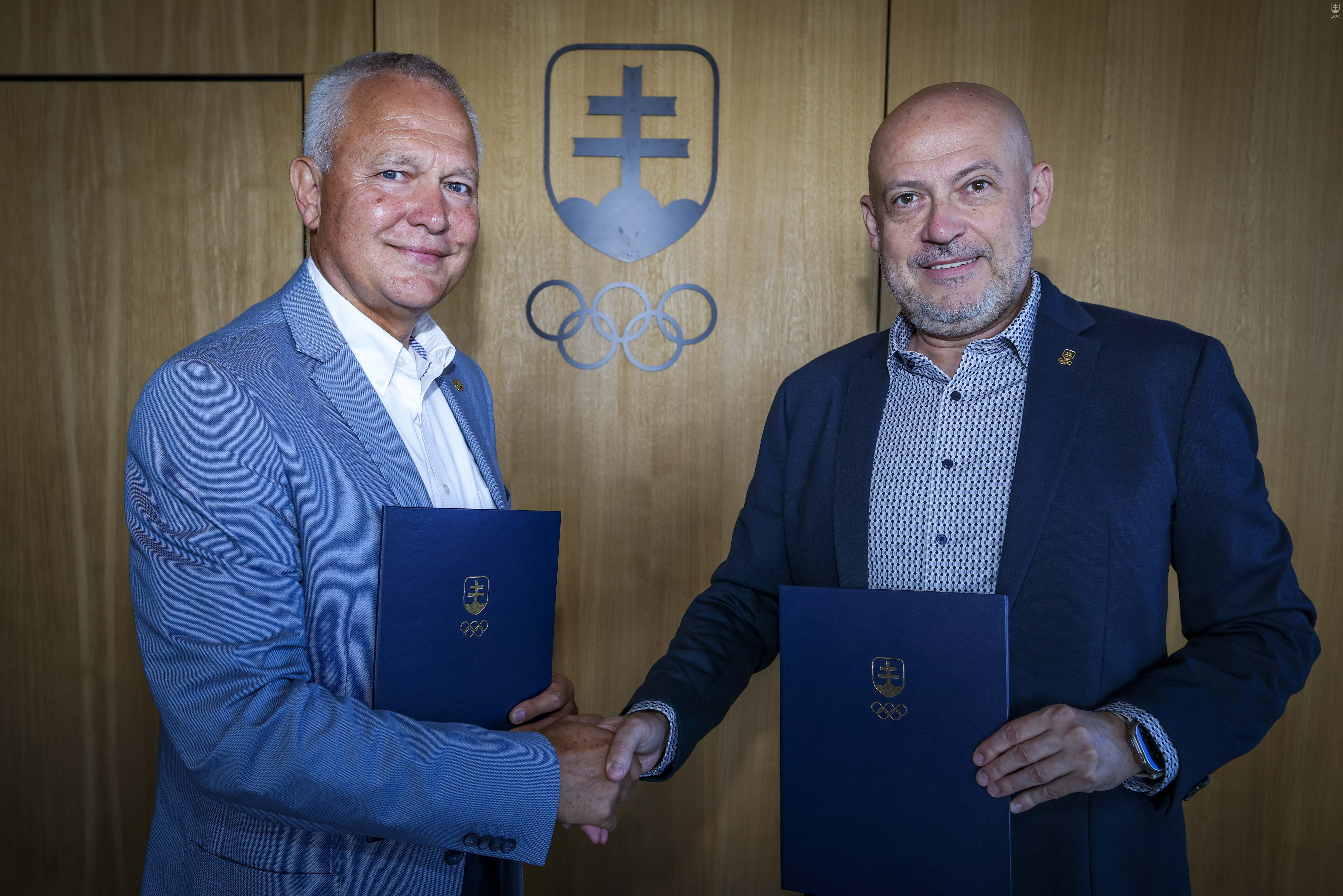 Prezident SOŠV Anton Siekel a predseda Spoločnosti M. R. Štefánika Peter Novotňák po podpise memoranda o spolupráci.