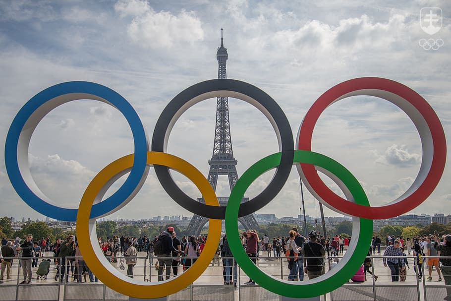 Veľké olympijské kruhy pred dominantou Paríža - Eiffelovou vežou.