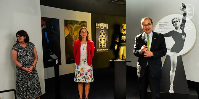 Momentka z vernisáže vlaňajšej výstavy o Věre Čáslavskej. Vedľa japonského veľvyslanca v SR riaditeľka SOŠM Diana Kosová, vľavo Zdenka Letenayová.