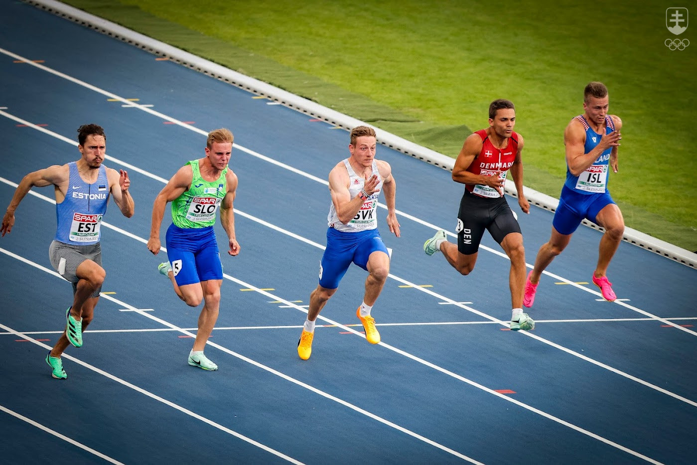 Atléti v Chorzówe boli úplne separovaní od ostatného diania. Na snímke z behu na 100 m v rámci II. divízie Európskej ligy miešaných družstiev v strede náš Ján Volko.