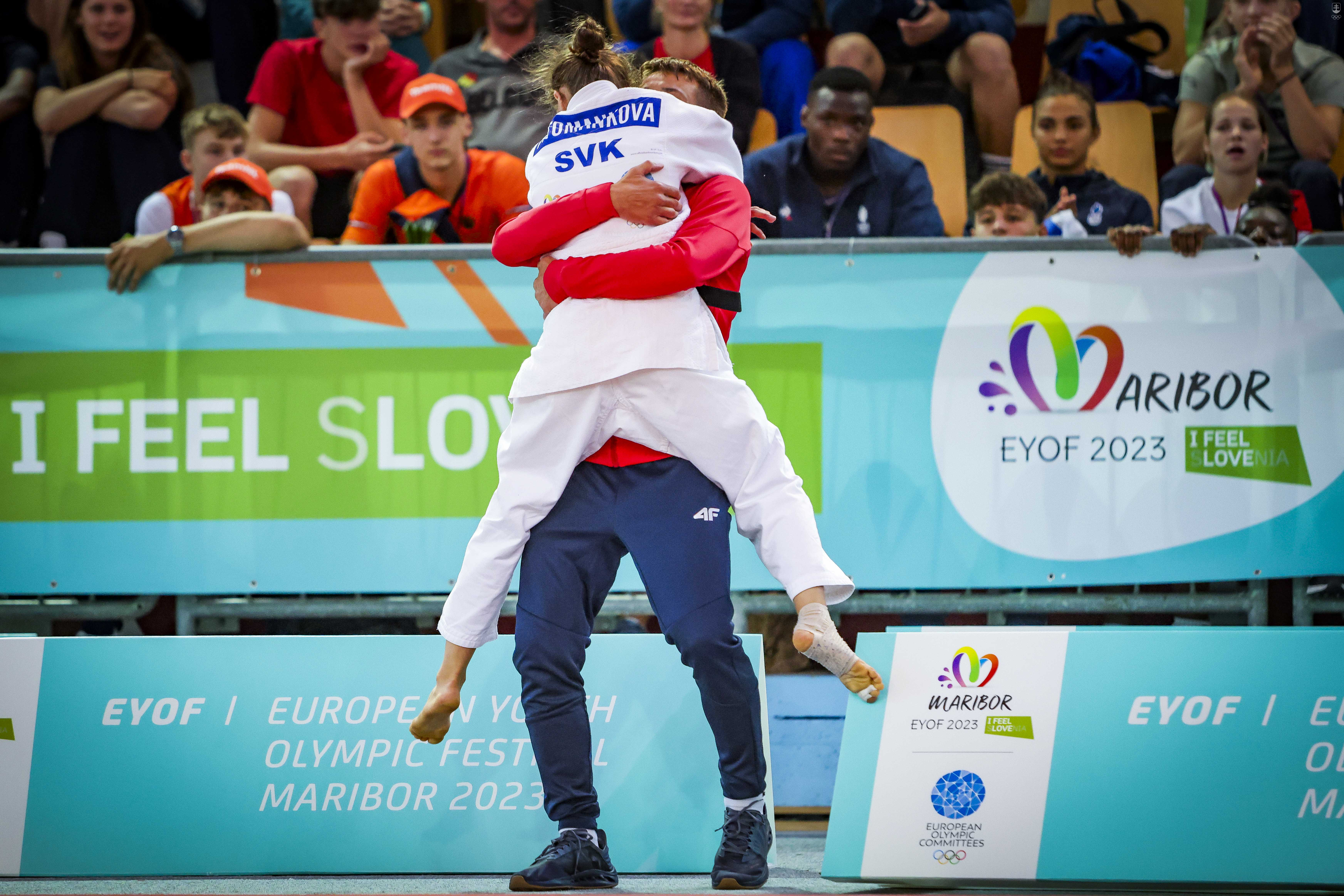 Radosť Patrície Tománkovej a jej otca a trénera Jozefa po finále na EYOF 2023 v Maribore.