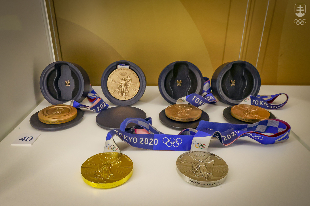 Šesť zo siedmich medailí, ktoré si Slováci priniesli z OH 2020 v Tokiu, na príležitostnej výstave „Olympijské príbehy a emócie“.