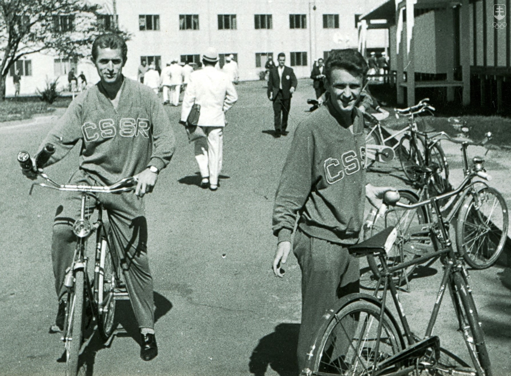 Na cennej fotografii, ktorú vyhotovil lekár čs. výpravy na OH 1964 Pavel Handzo, s bicyklami v Olympijskej dedine členovia nášho strieborného futbalového tímu Ľudovít Cvetler a Vojtech Masný.