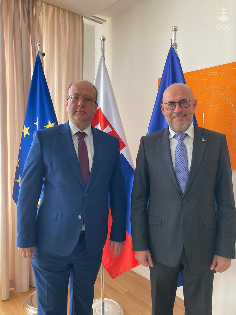 Minister zahraničných vecí Miroslav Wlachovský a prezident SOŠV Anton Siekel po stretnutí v Bratislave.