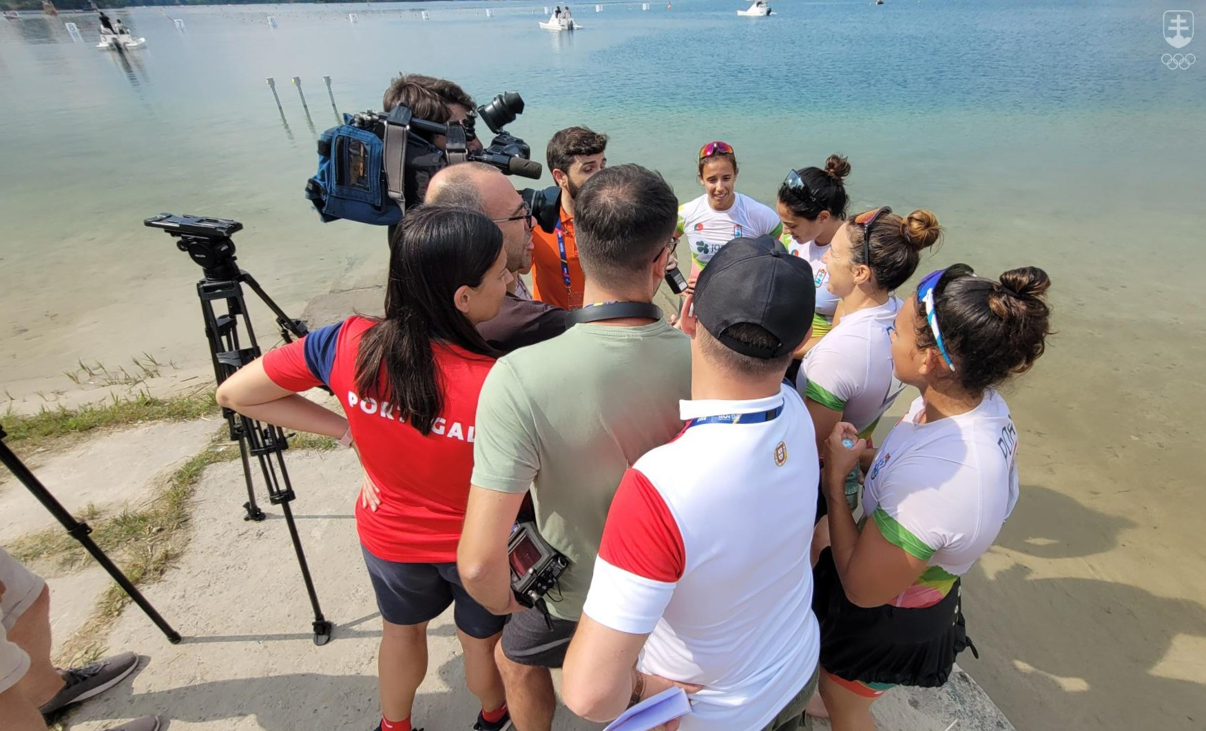 Aj takto vyzerali rozhovory s medailistami z rýchlostnej kanoistike v Krakove-Kryśpinówe. Vyhradená mixzóna na mediálne rozhovory bola taká malá, že portugalskí novinári si utvorili vlastnú priamo na pieskovej pláži...
