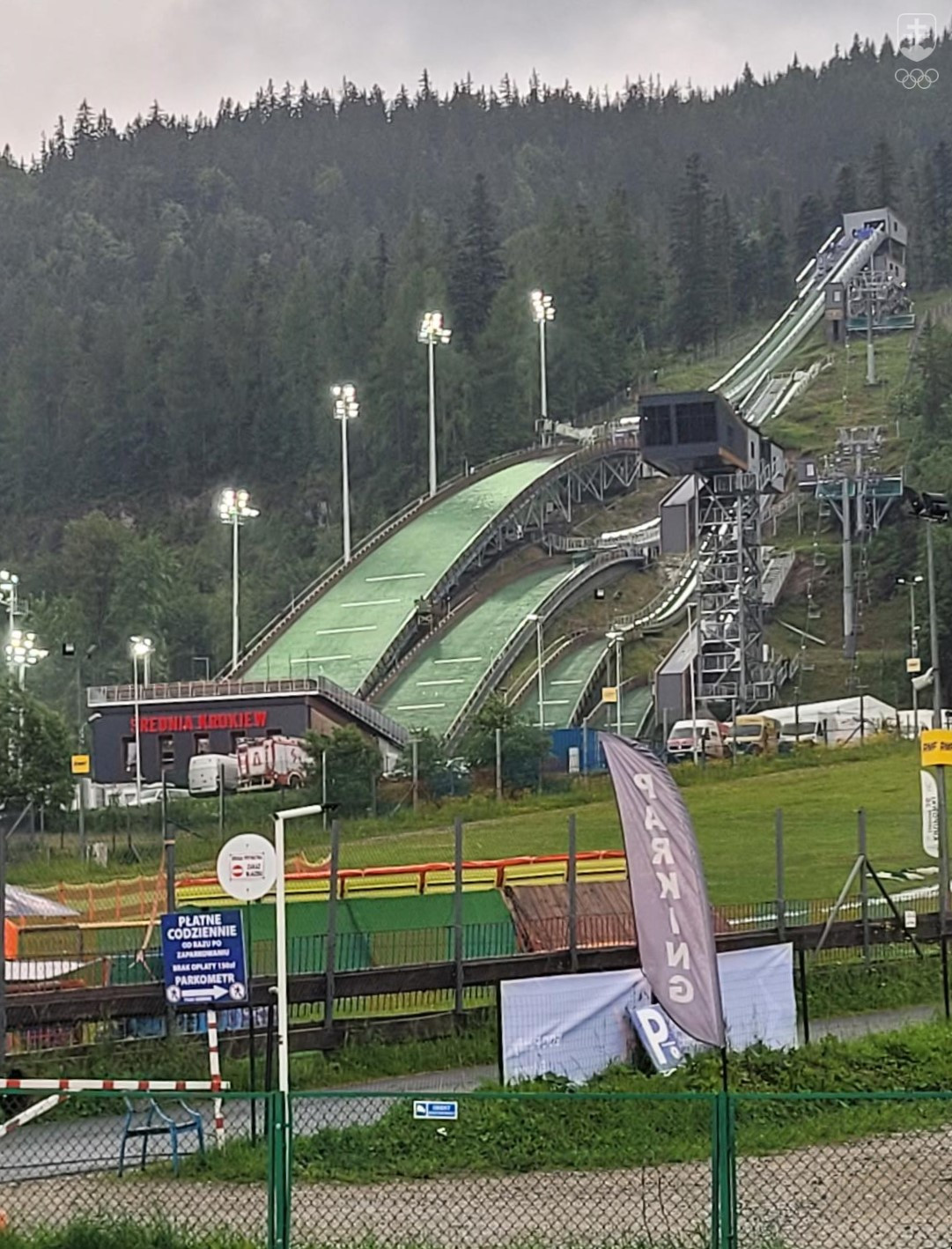 Parádny areál pre skoky na lyžiach v Zakopanom môžeme Poliakom len ticho závidieť, ale športovci z tohto odvetvia tam boli odrezaní od ostatného diania na Európskych hrách.
