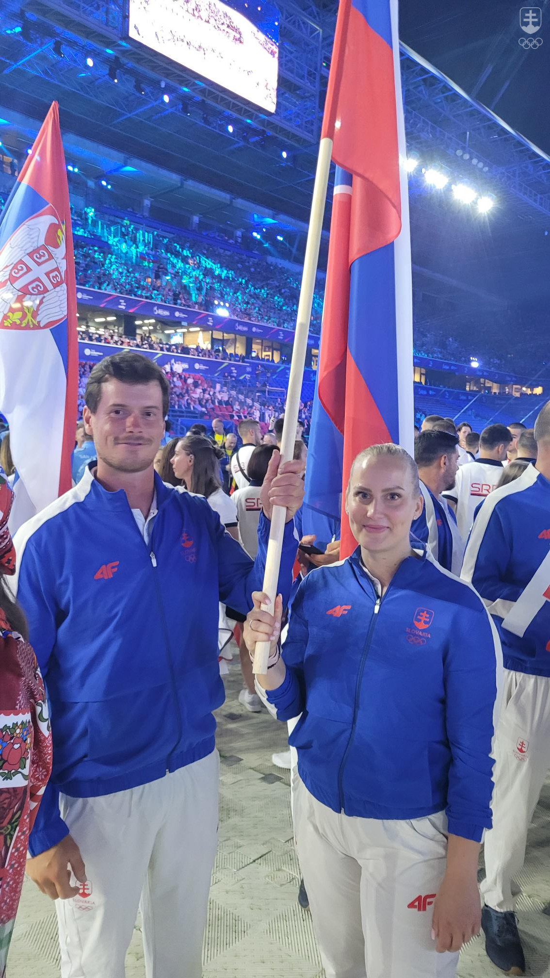 Na snímke z otváracieho ceremoniálu hier slovenskí vlajkonosiči, lukostrelec Miroslav Duchoň a stolná tenistka Barbora Balážová