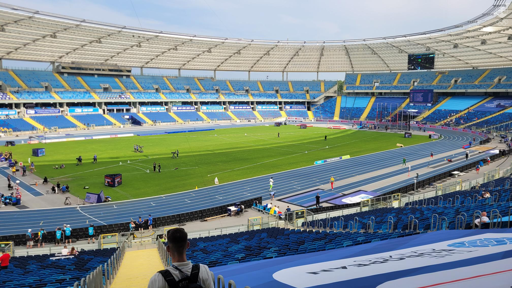 Krásny futbalový štadión v Chorzówe počas atletických súťaží - s prázdnym hľadiskom...
